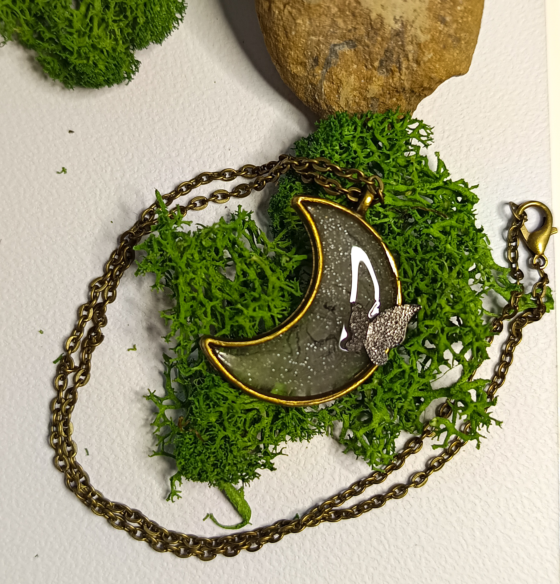 Collier en forme de lune et papillon