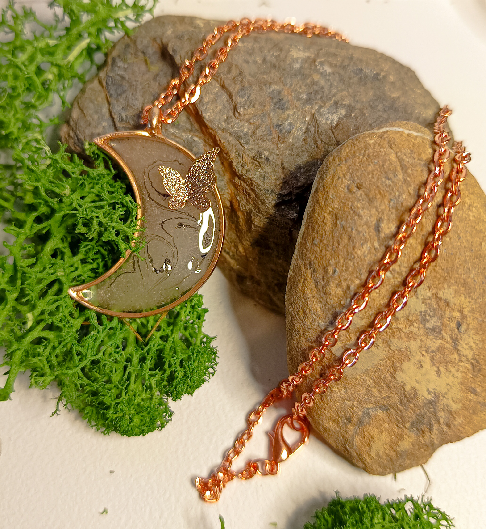 Collier pendentif lune et papillon