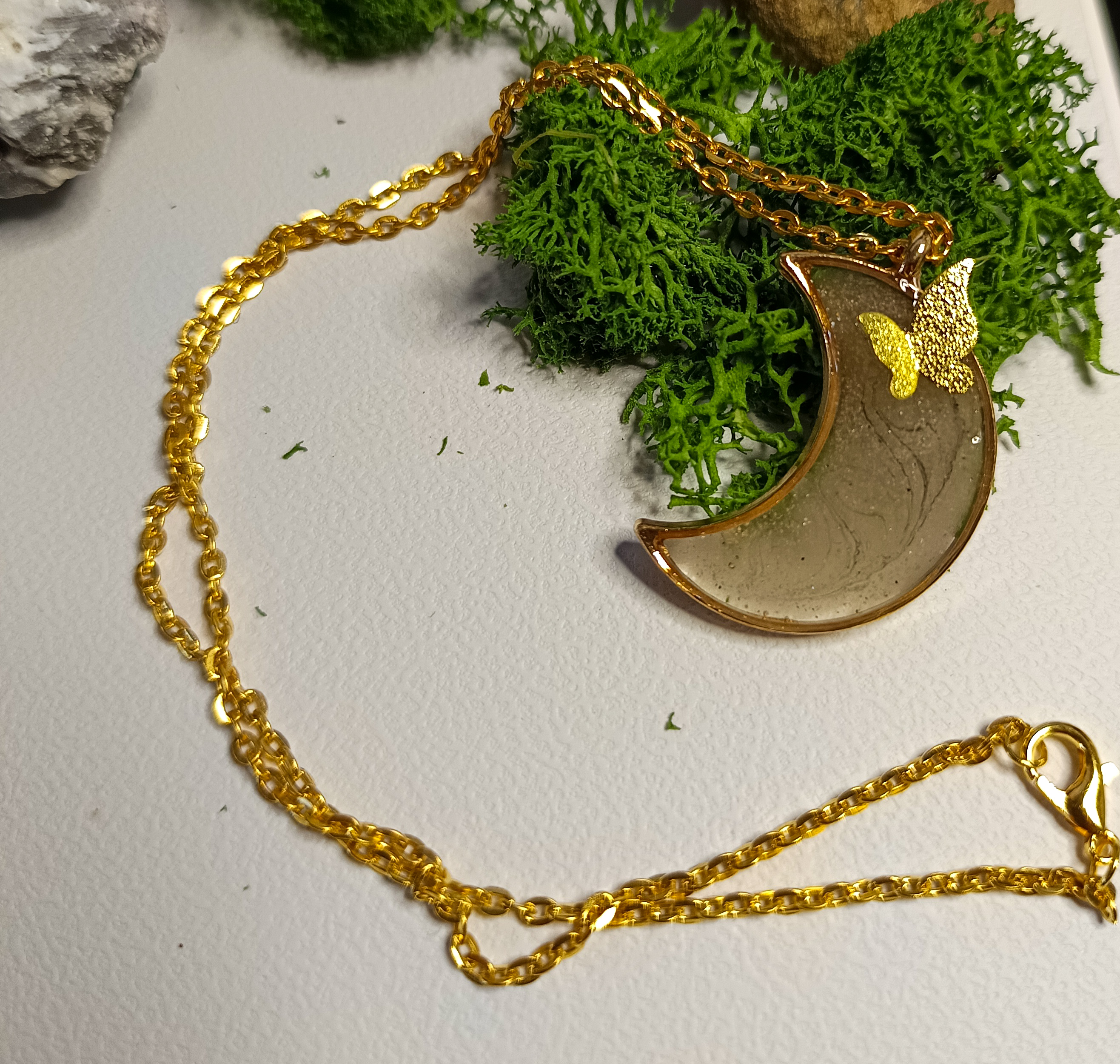 Collier doré avec pendentif croissant de lune