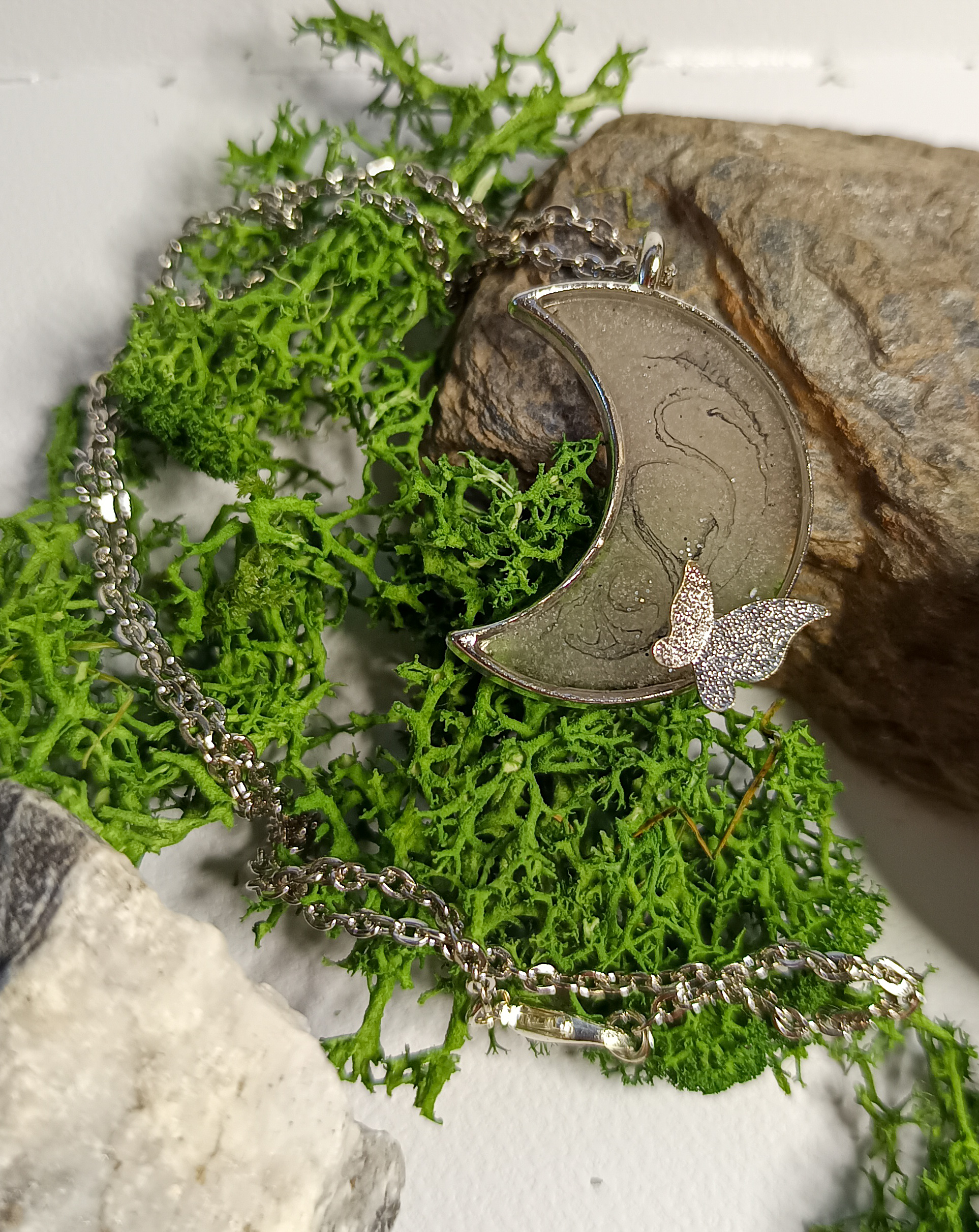 Collier pendentif lune et papillon