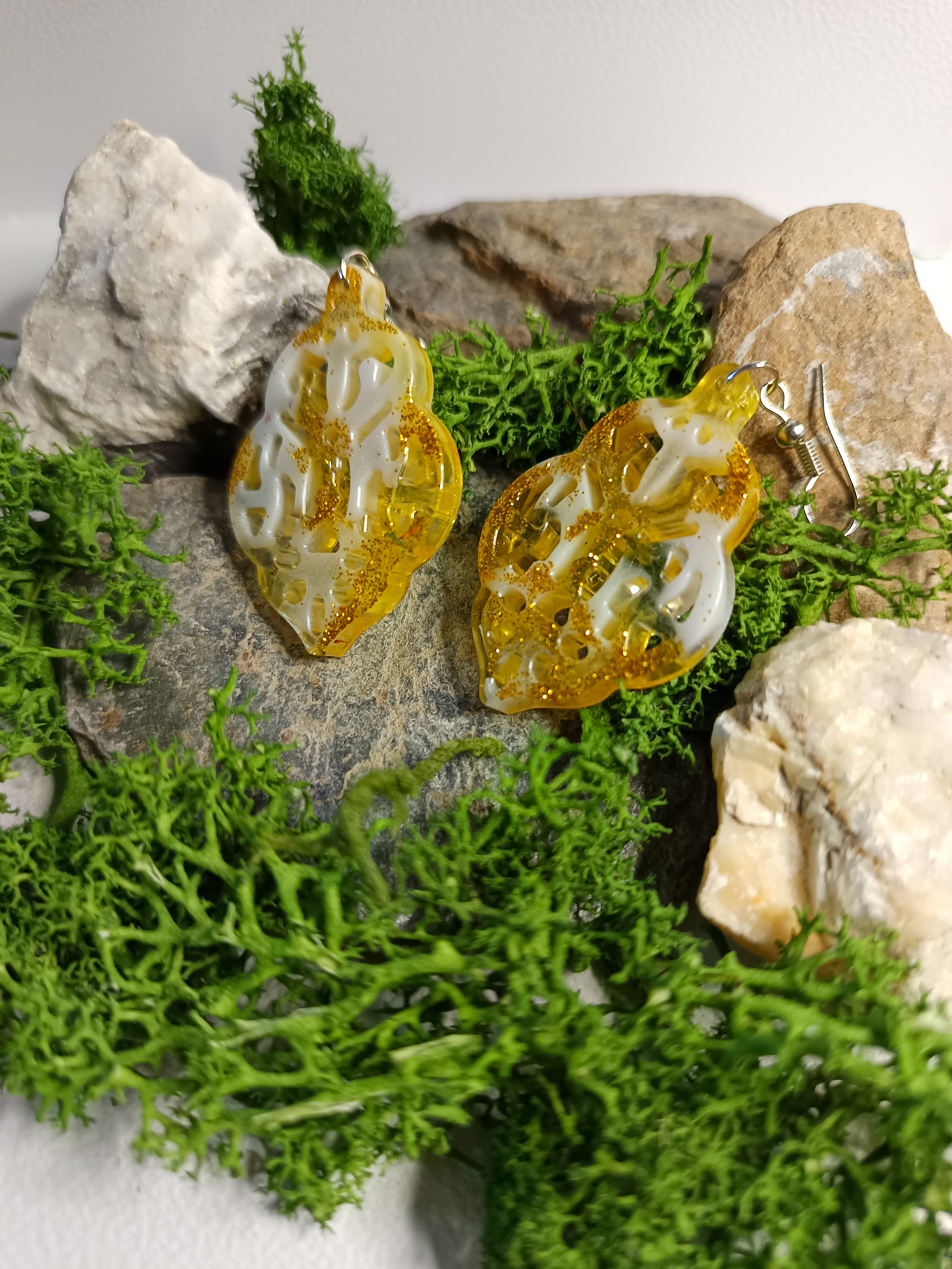 Boucles d'oreilles en résine dorée