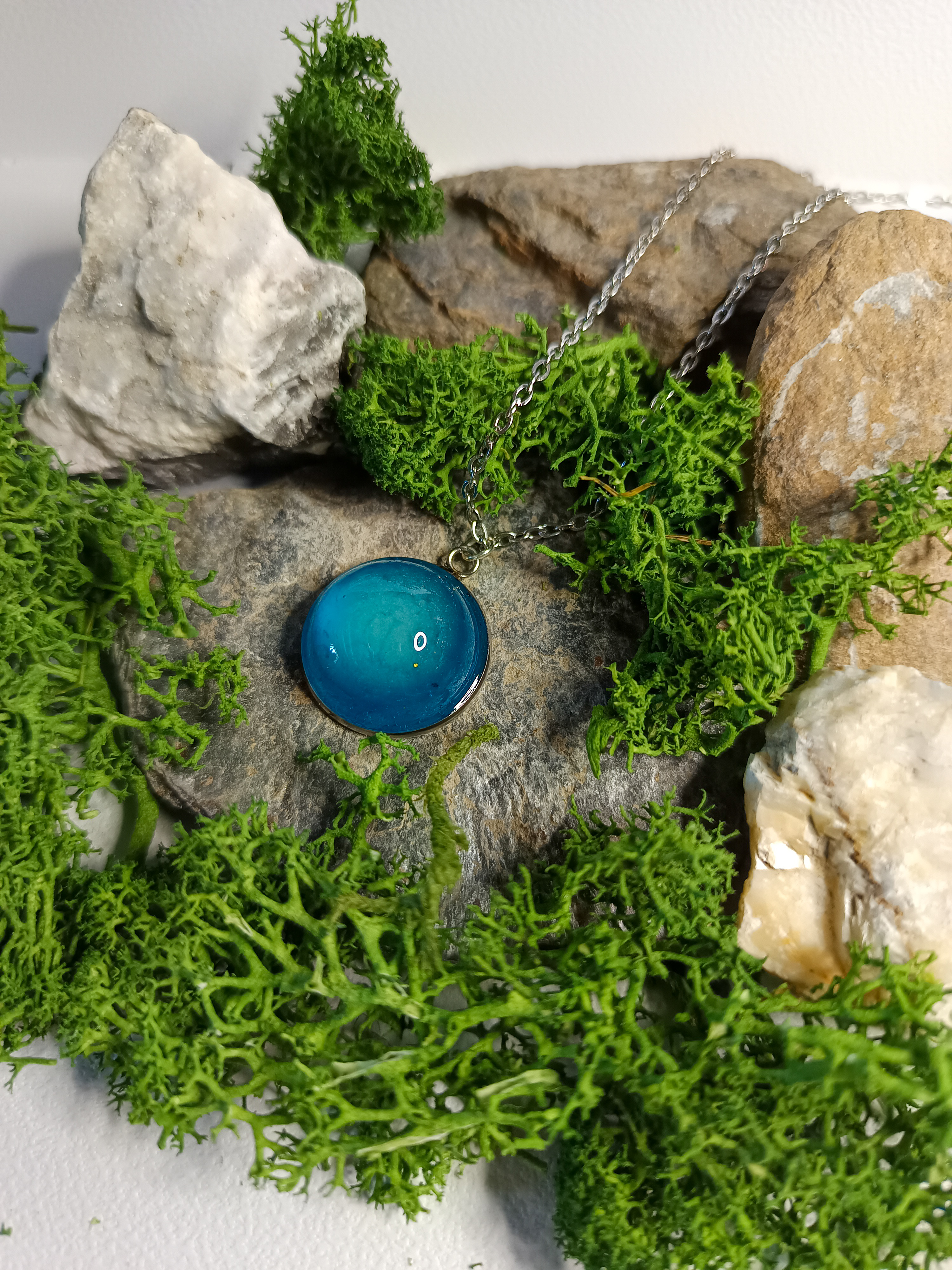 Collier avec pendentif bleu