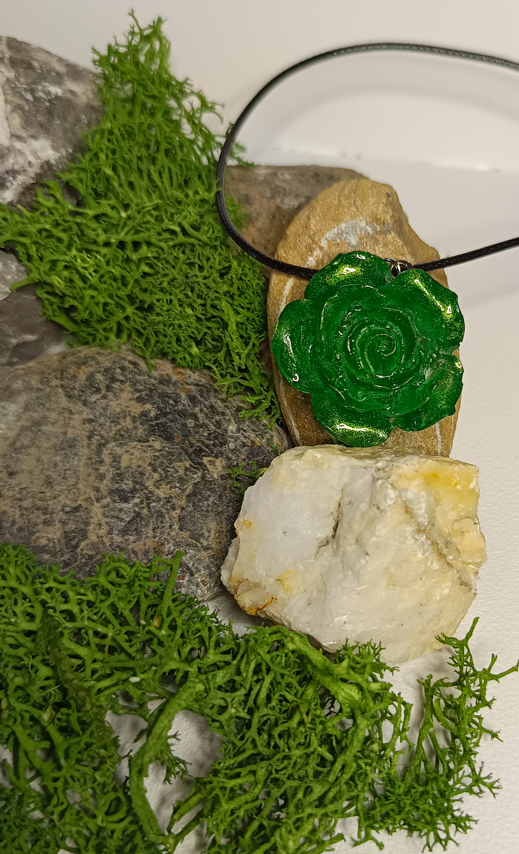 Collier avec pendentif en forme de rose