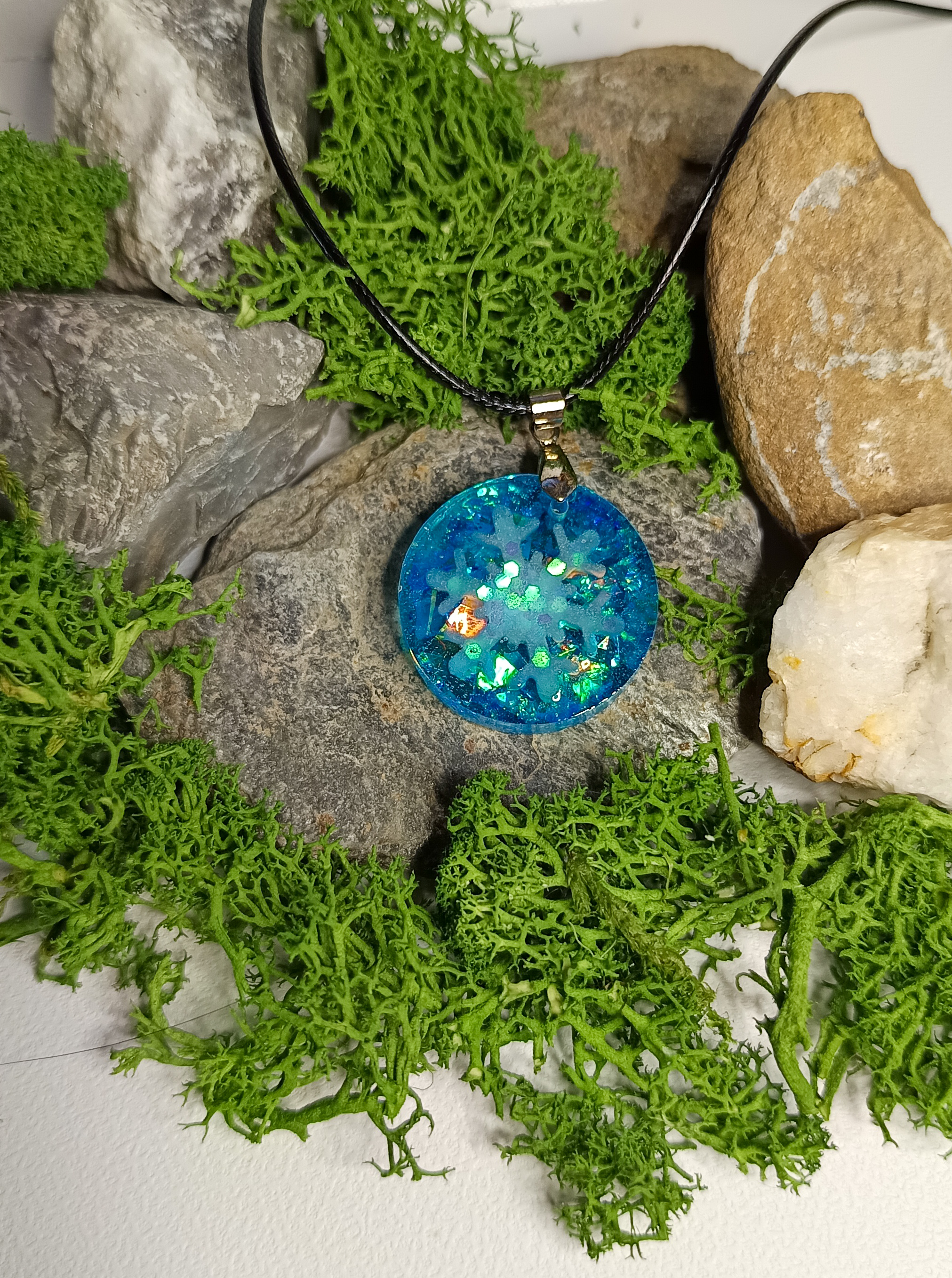 Collier avec pendentif bleu