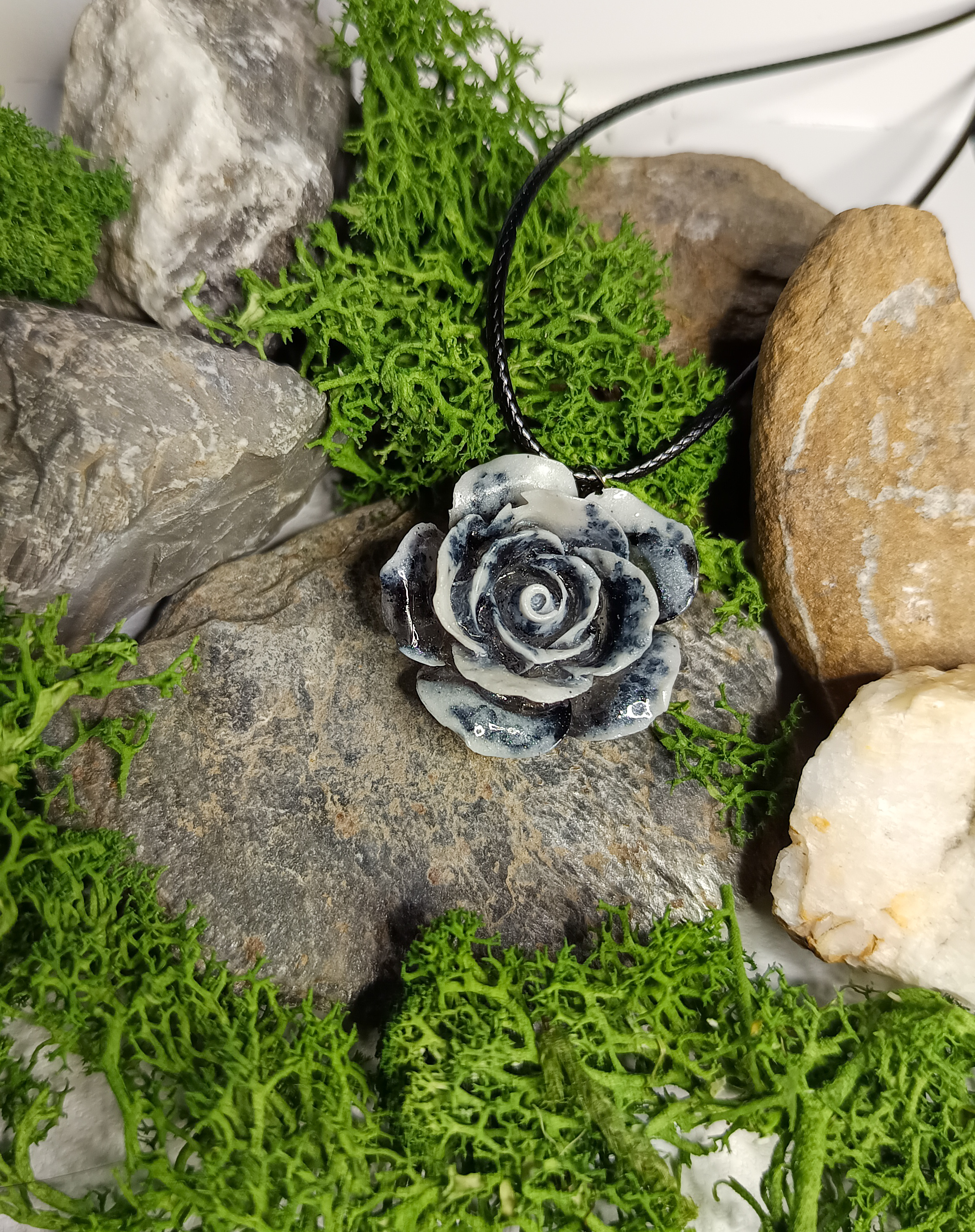 Collier en forme de rose