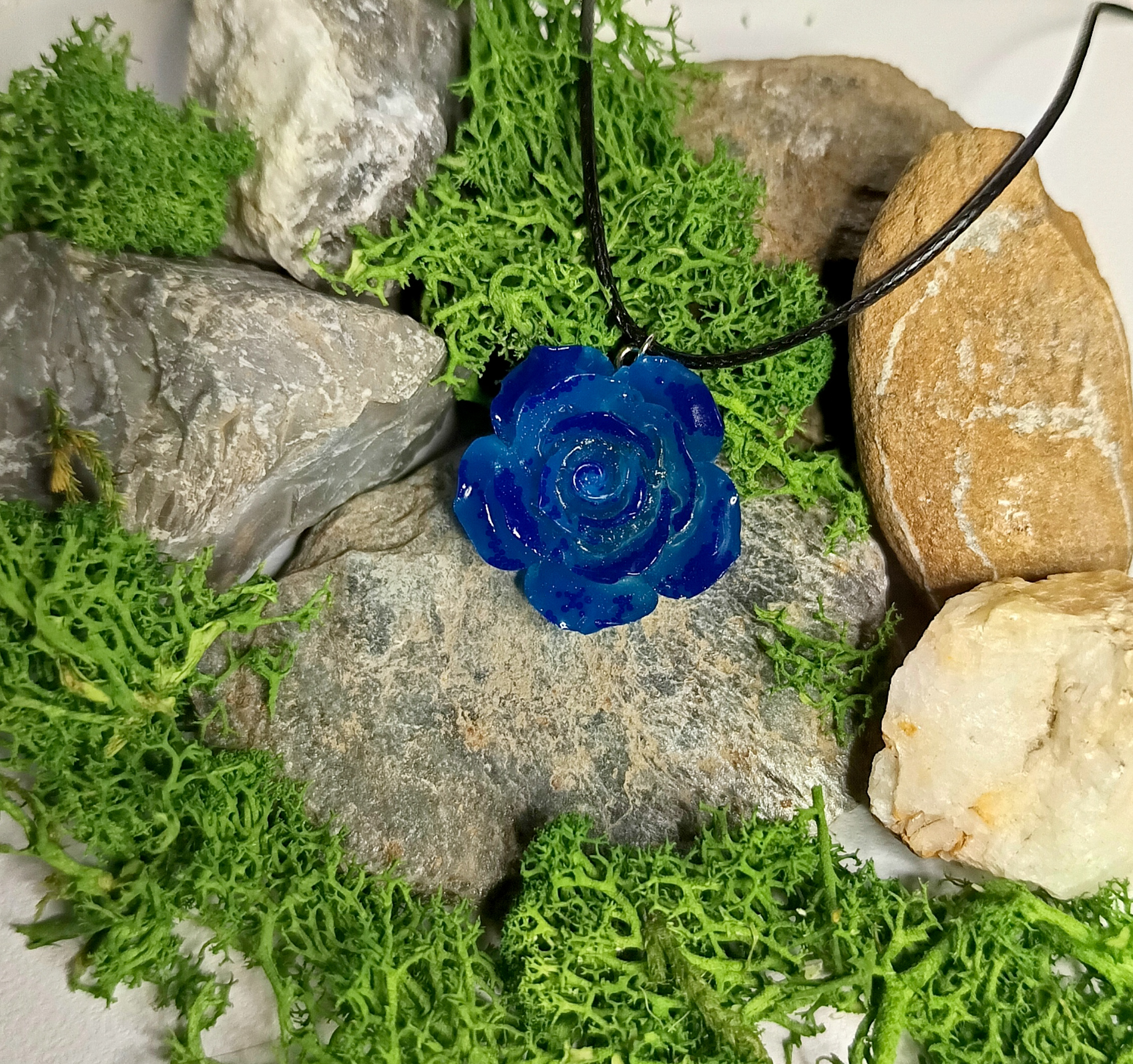 Collier avec pendentif rose 