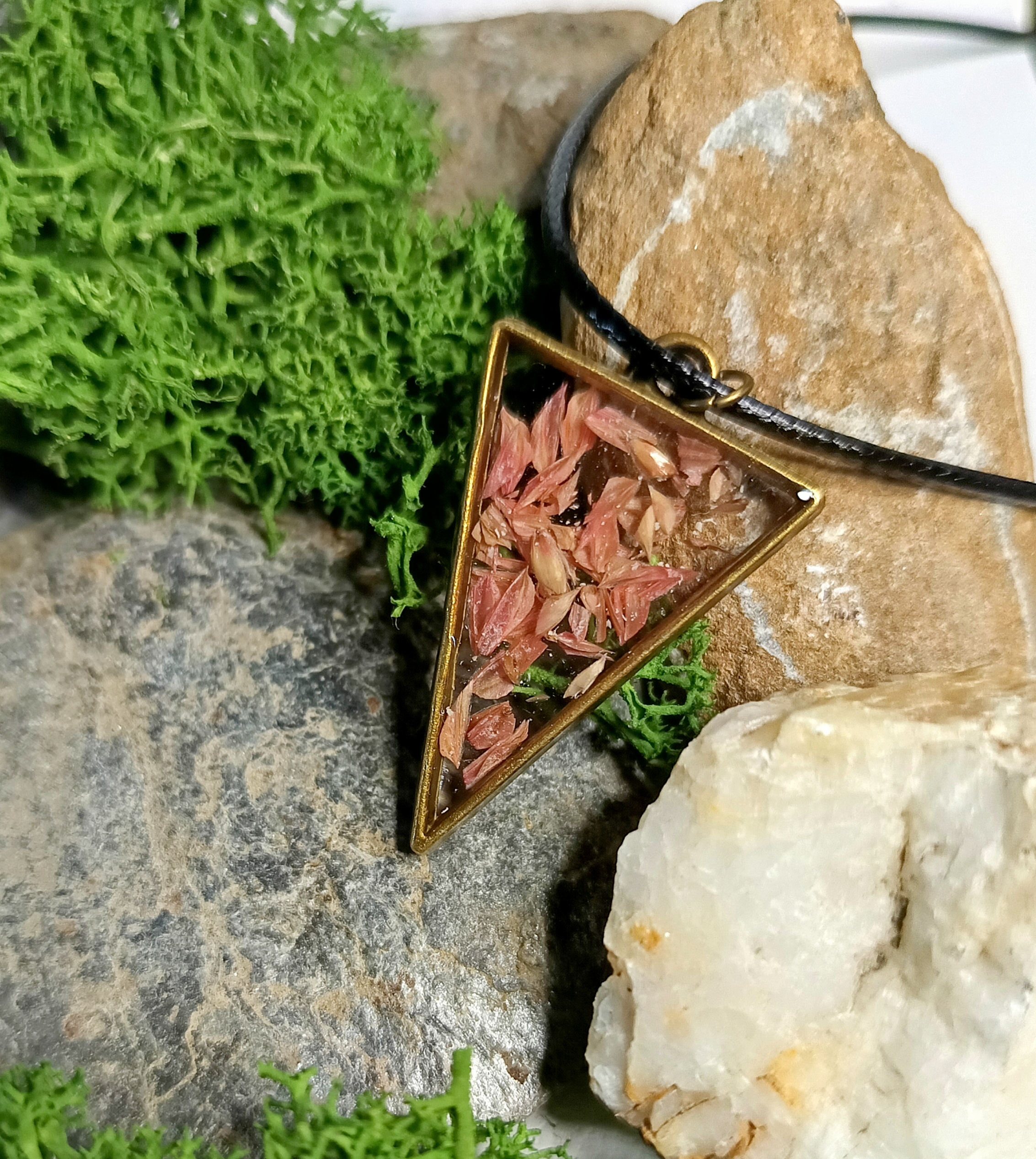 Collier avec pendentif en résine