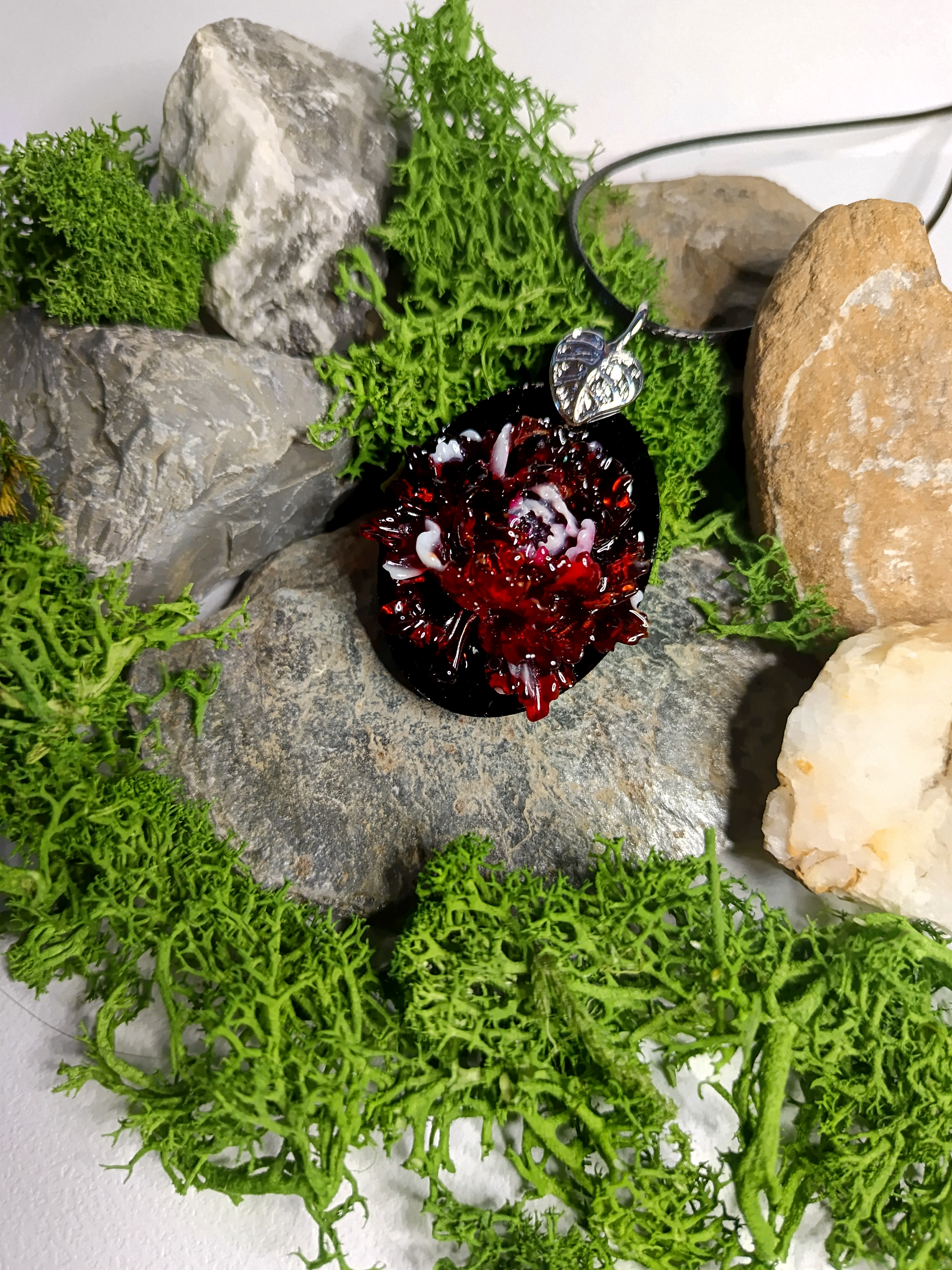 Collier pendentif en résine avec fleur rouge