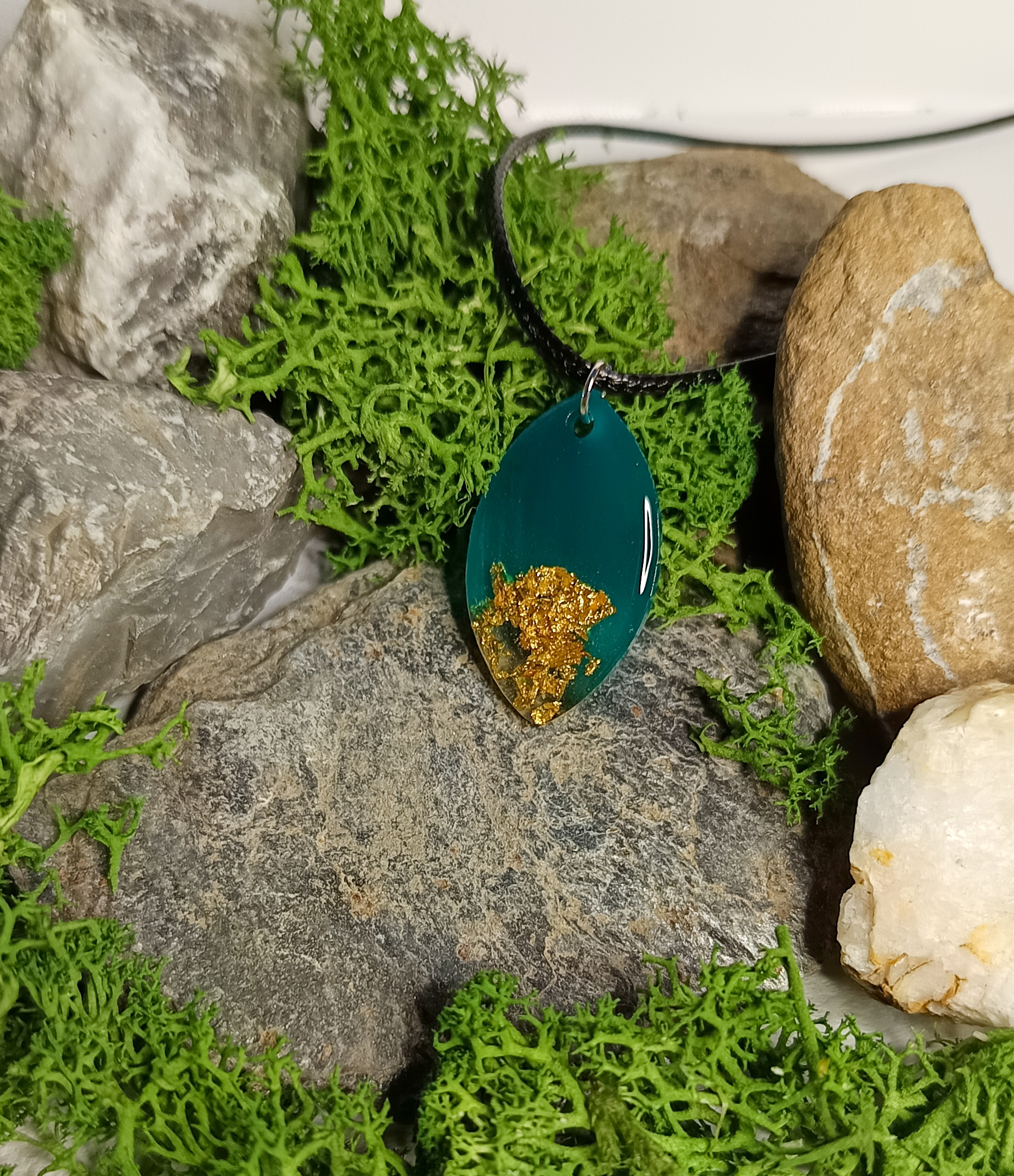 Pendentif en résine et feuille d'or