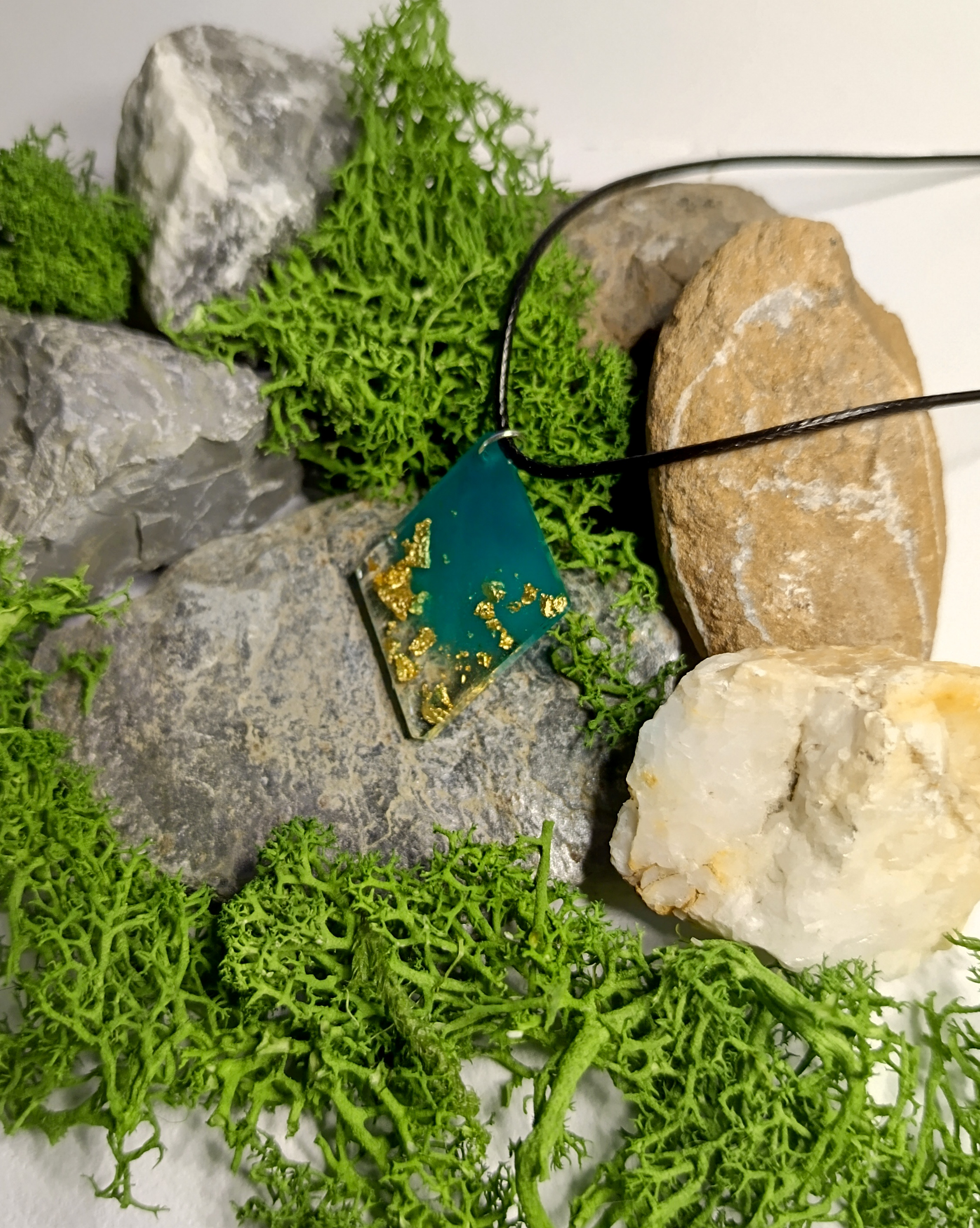 Collier artisanal en résine