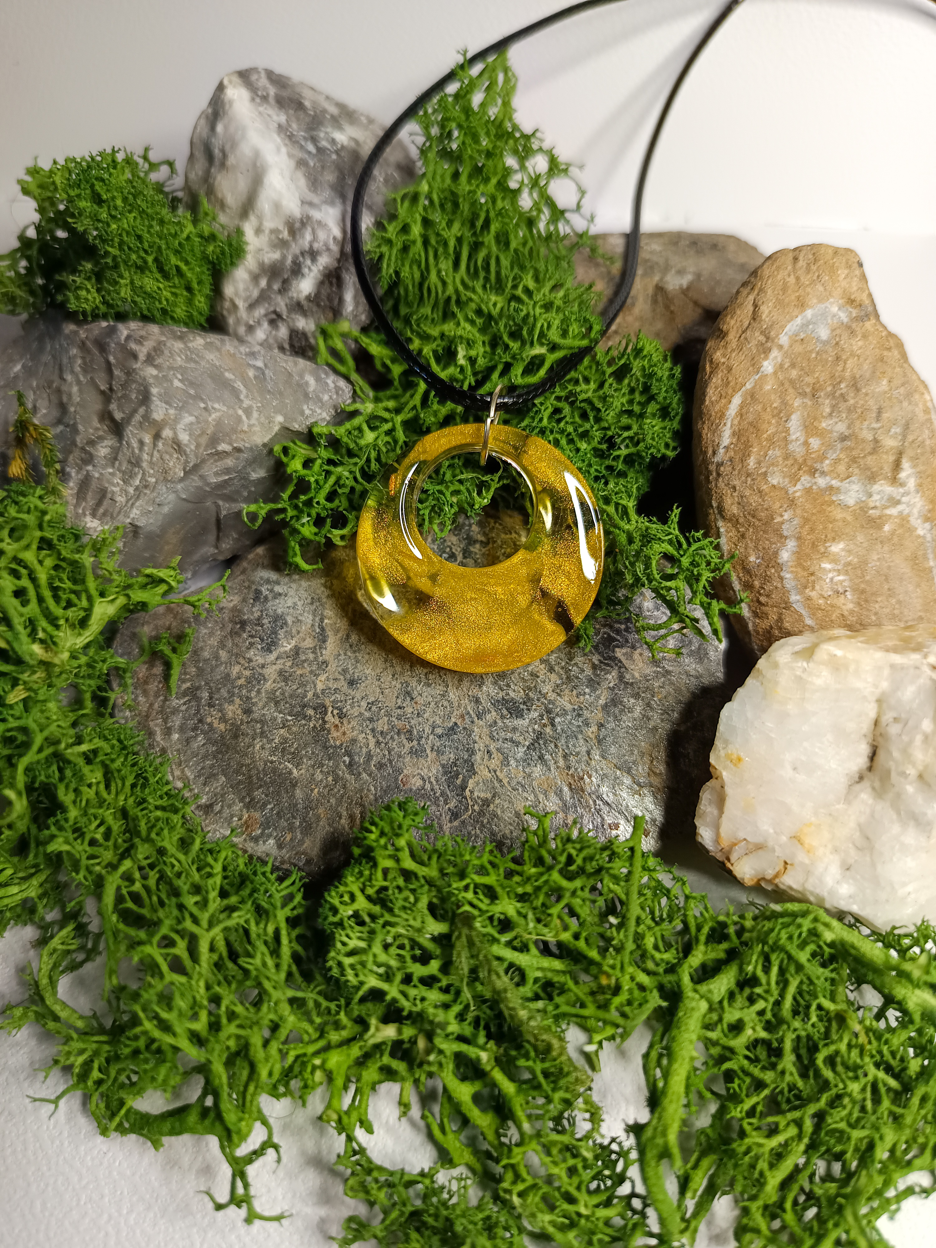 Collier en résine jaune