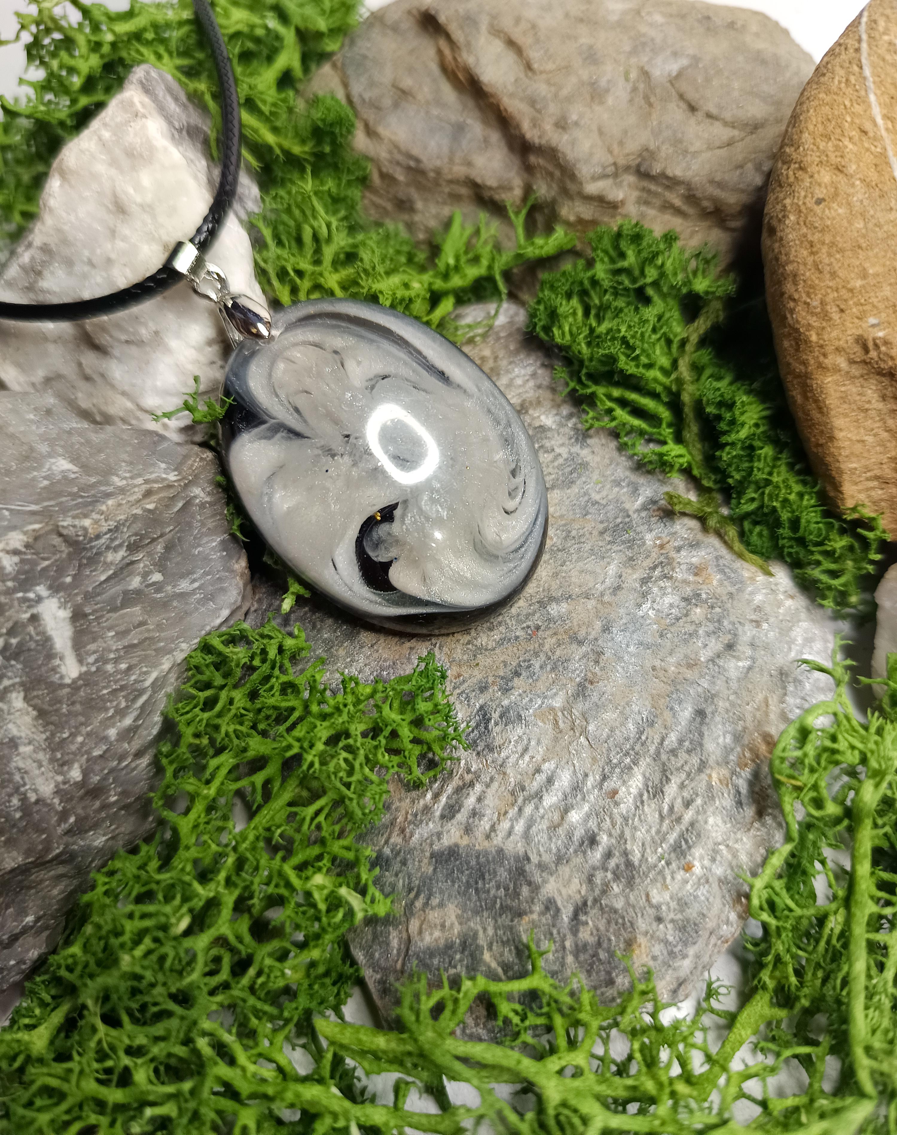 Collier pendentif résine