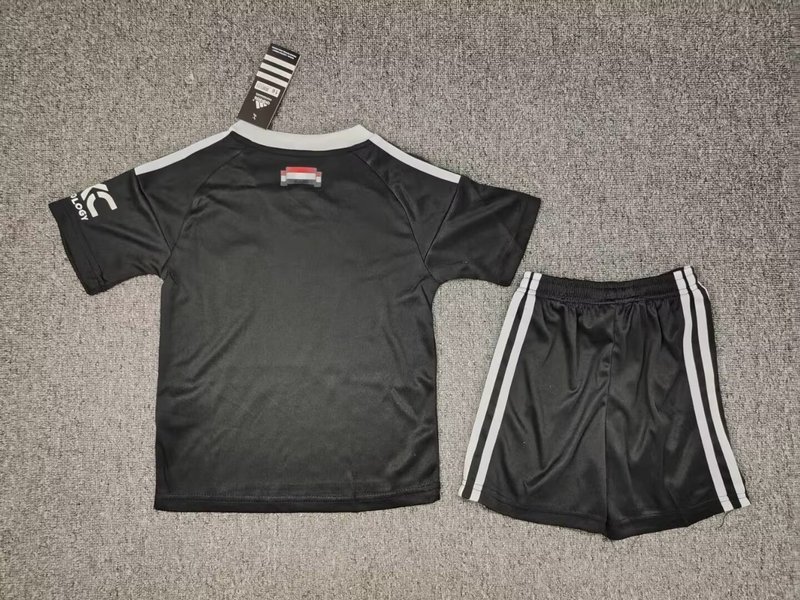 24-25 Man United black goalkeeper kids kit