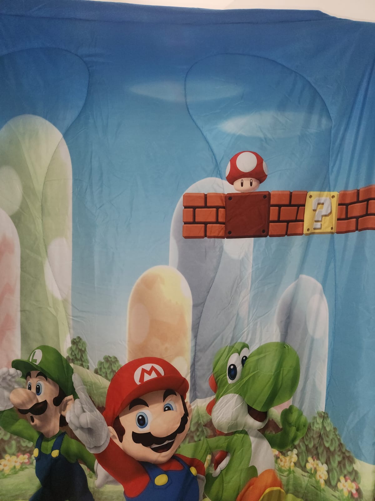 Juegos de sábanas de Mario Bros full (matrimonial), trae un edredón reversible, 2 fundas de almohadas con dibujo por los dos lados, una sábana para abajo y otra sábana para taparse.