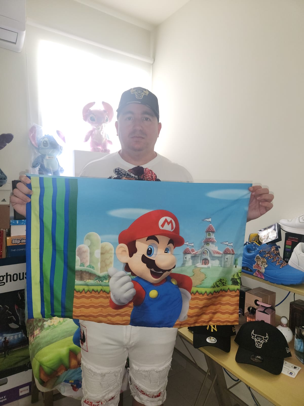 Juegos de sábanas de Mario Bros full (matrimonial), trae un edredón reversible, 2 fundas de almohadas con dibujo por los dos lados, una sábana para abajo y otra sábana para taparse.
