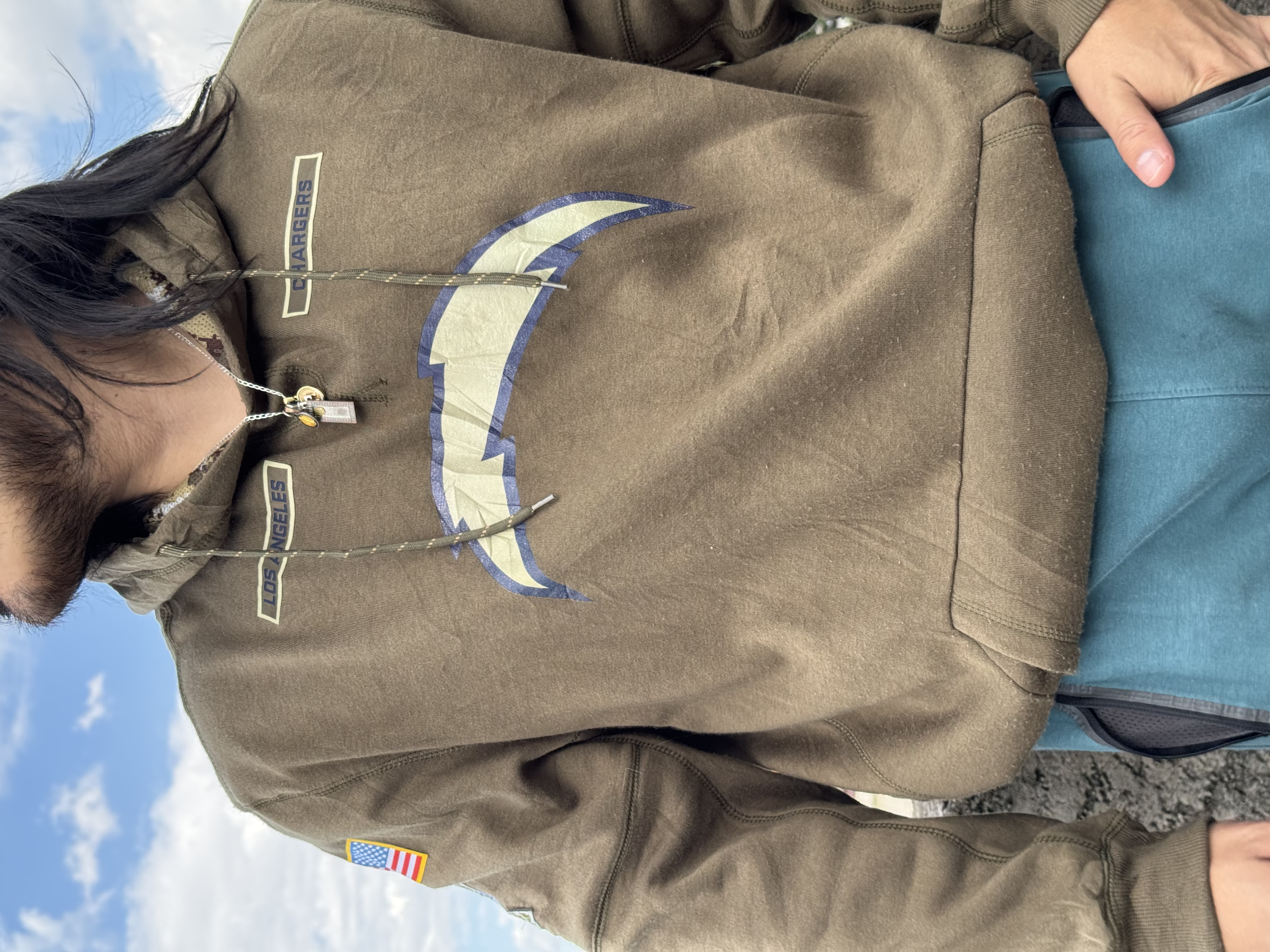 SUDADERA CHARGERS SALUTE TO SERVICE