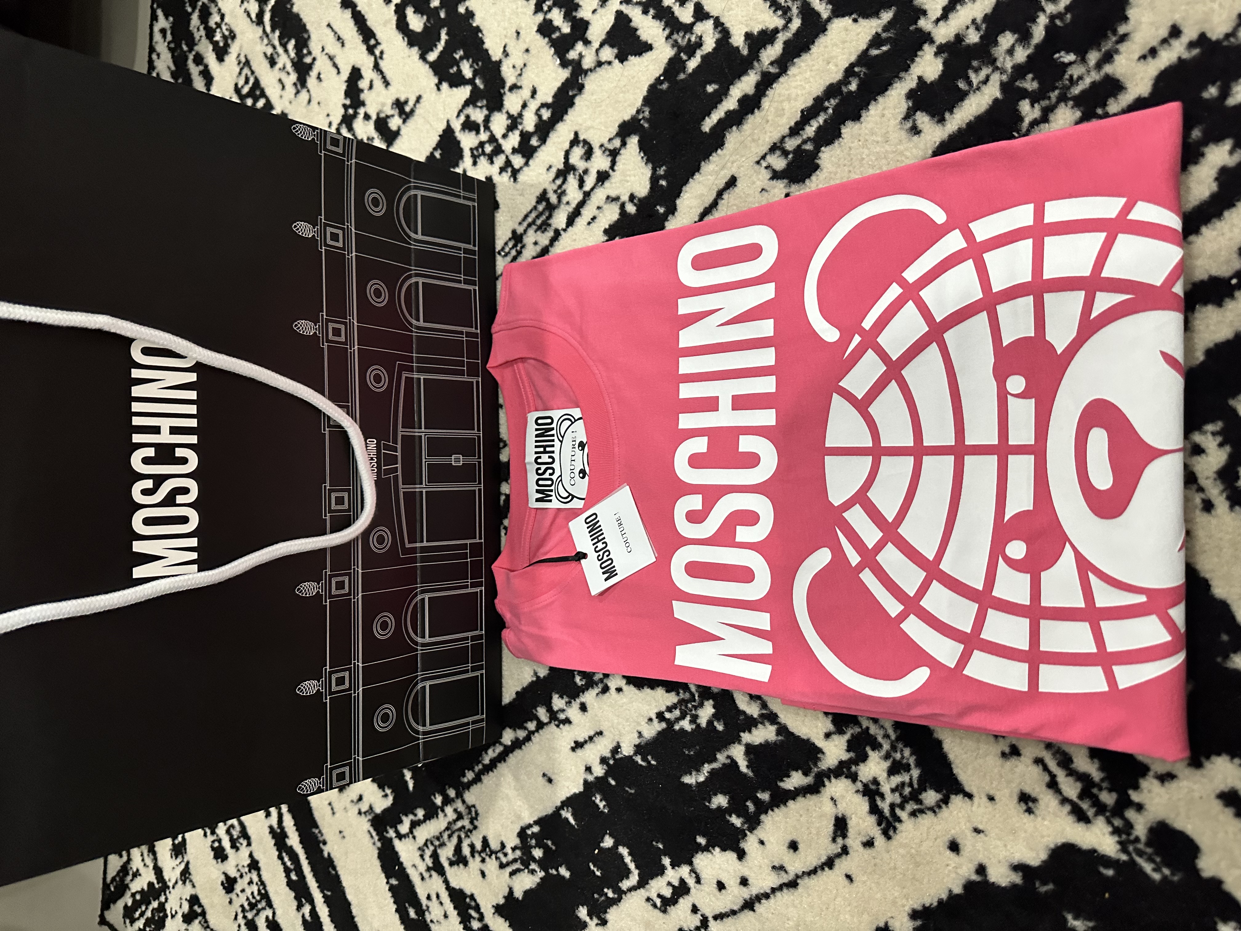  Playera  Moschino rosa