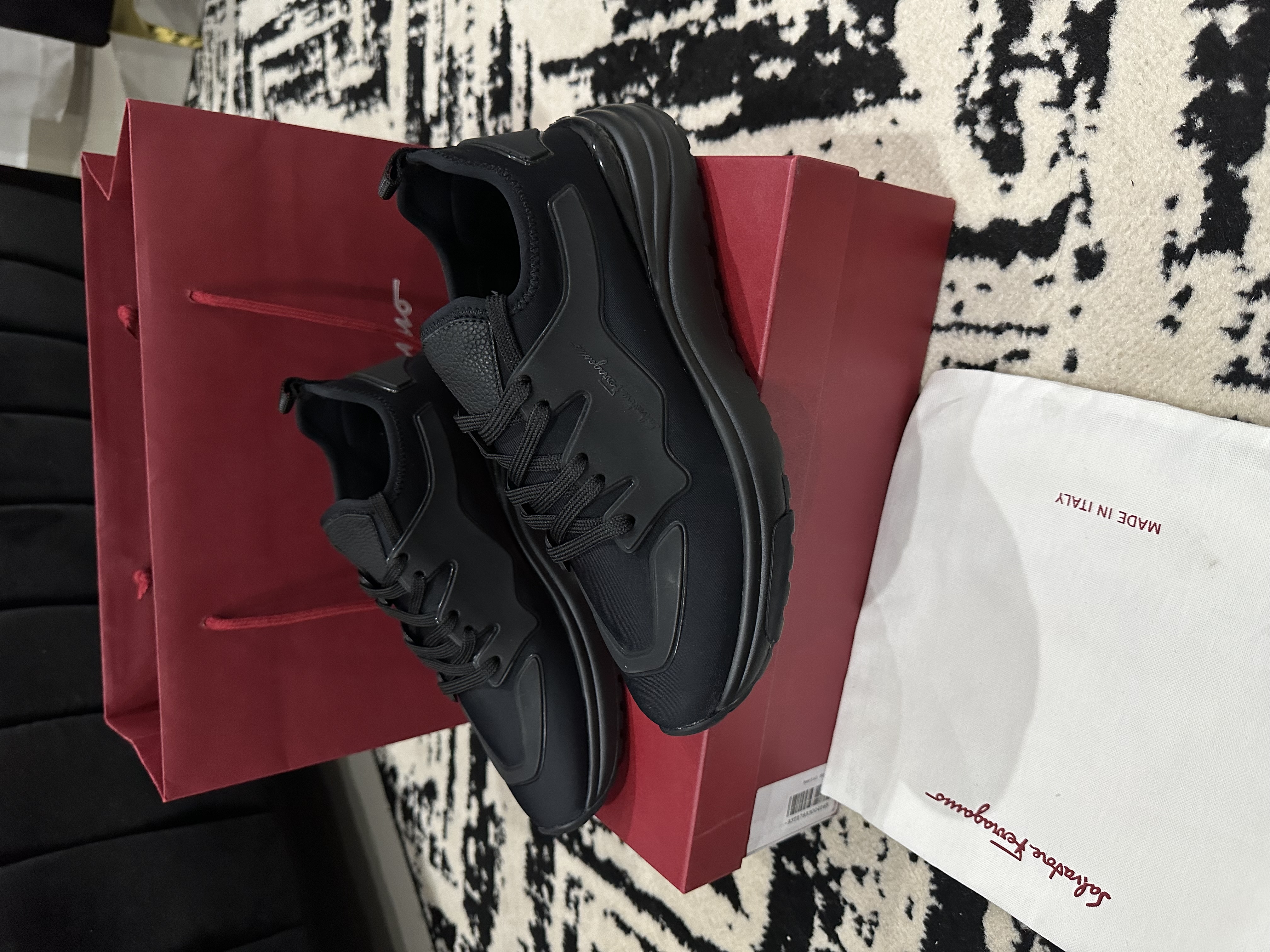 Tenis negros Ferragamo