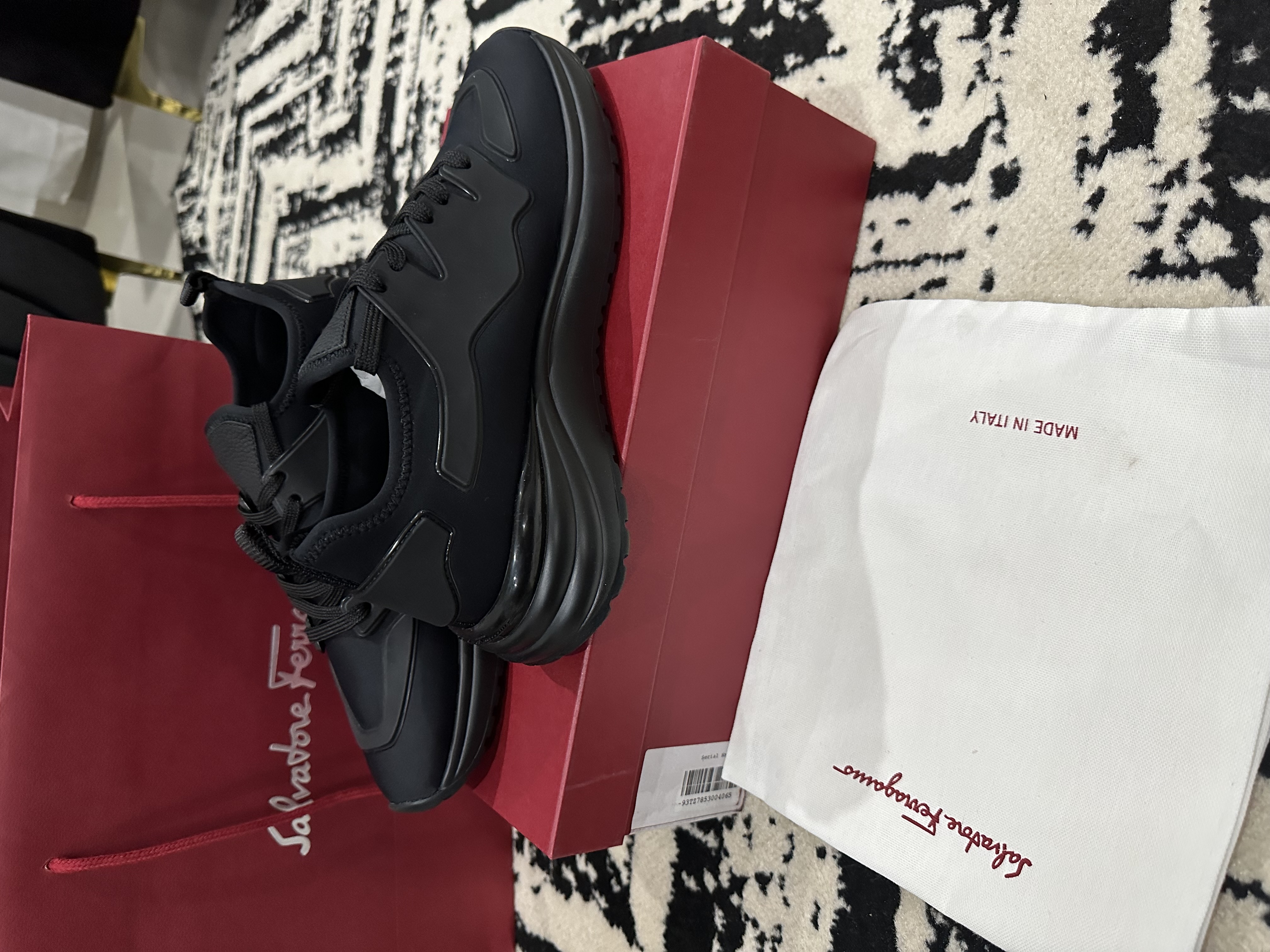 Tenis negros Ferragamo