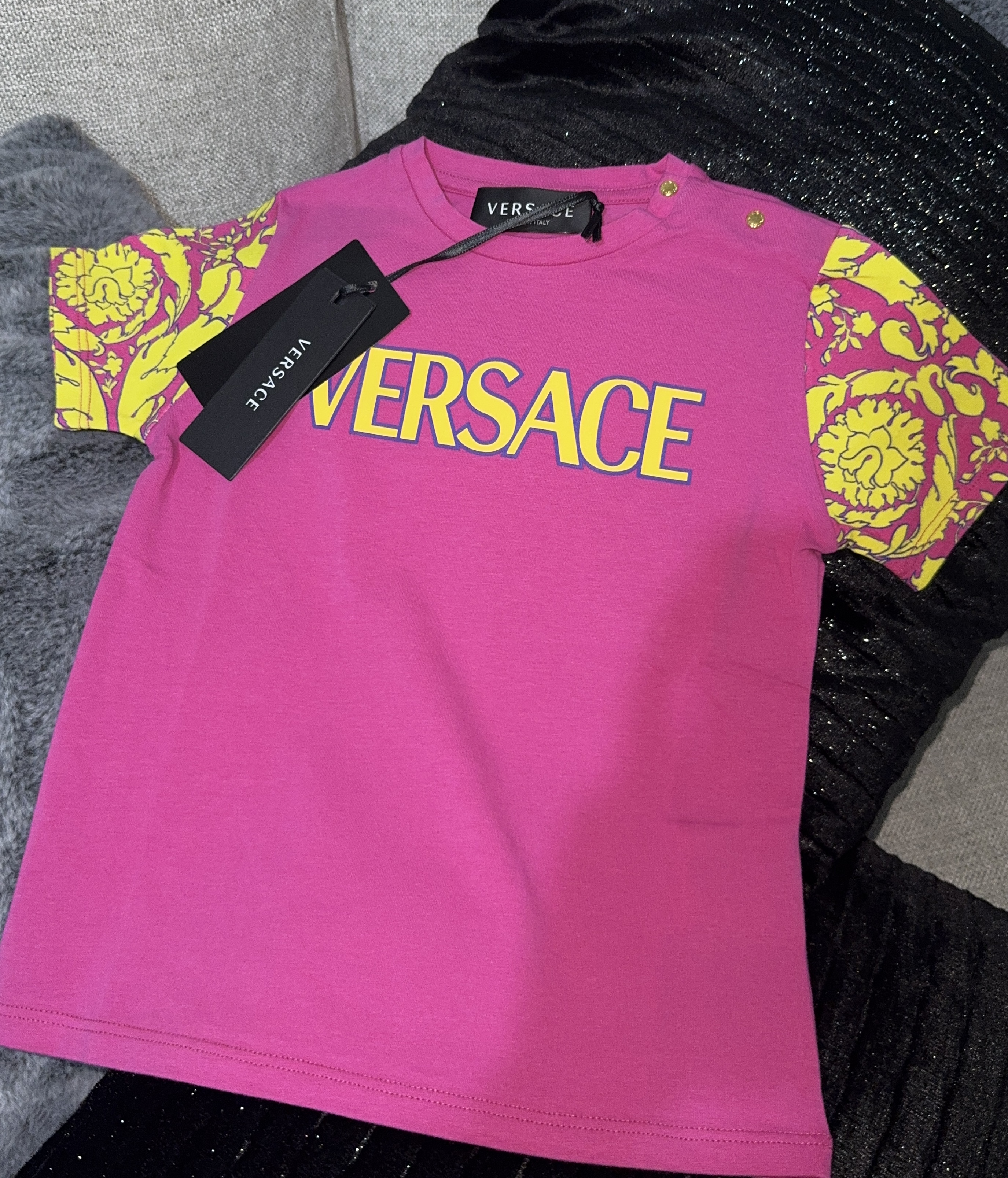 Playera Versace rosa y amarilla