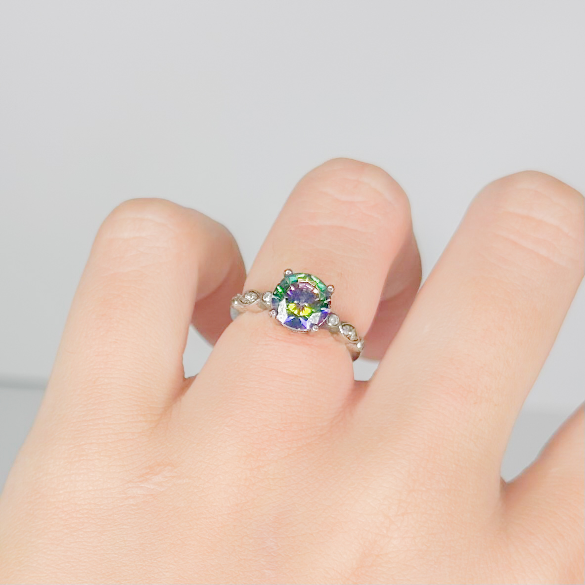 Anillo con piedra mística