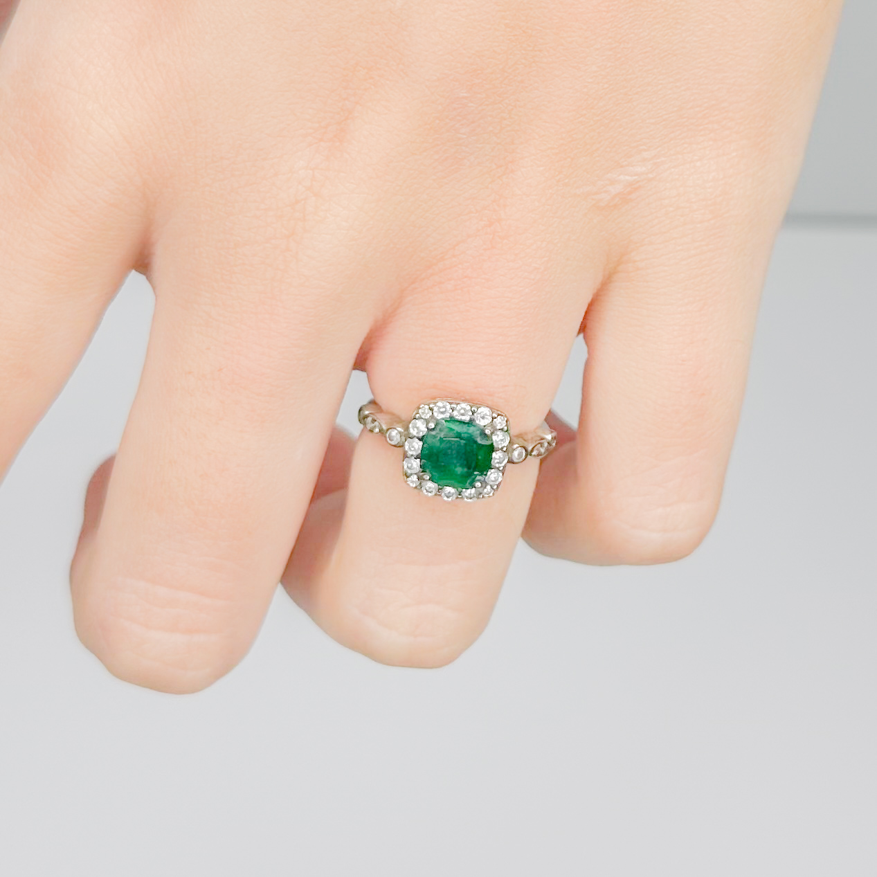 Anillo soli esmeralda