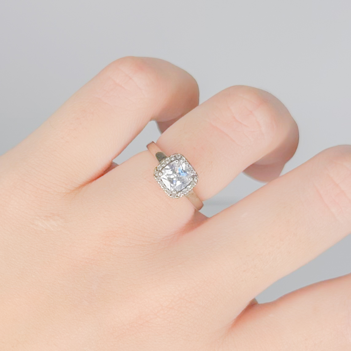 Anillo cushion con halo