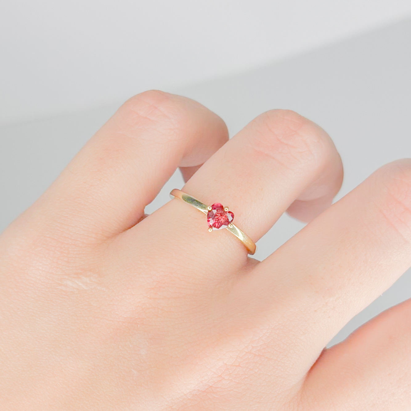 Anillo solitario fucsia