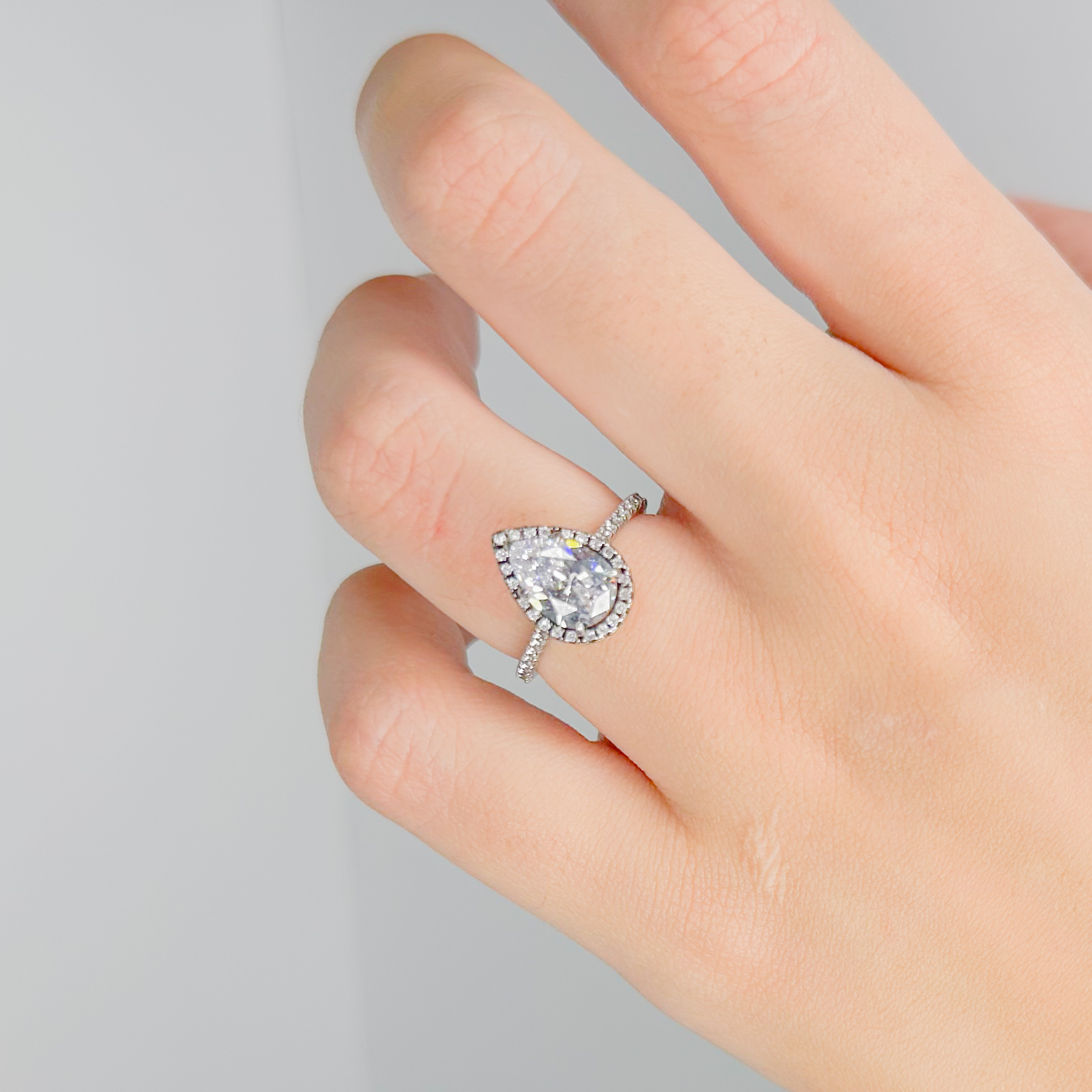 Anillo gotita con halo