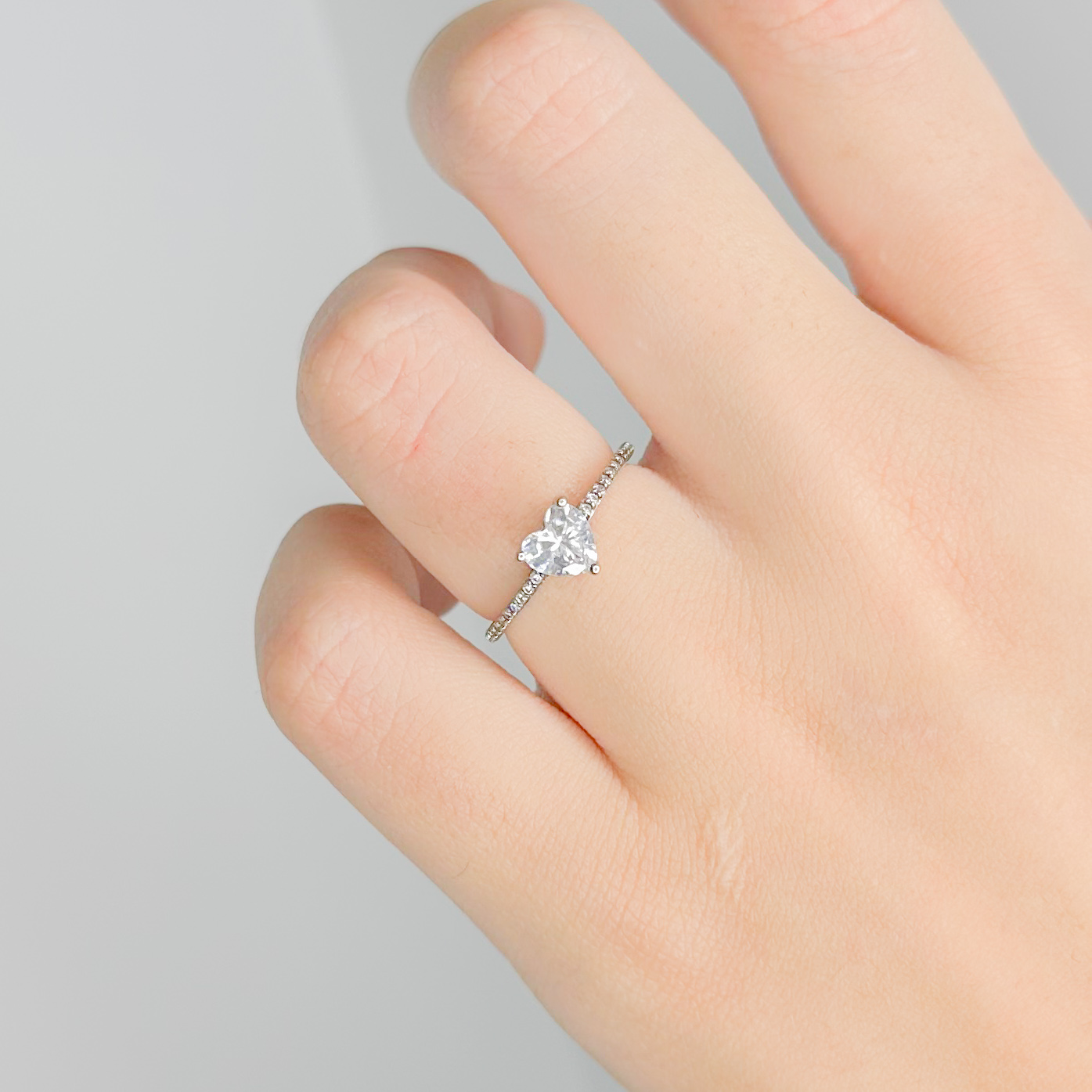 Anillo solitario con banda 