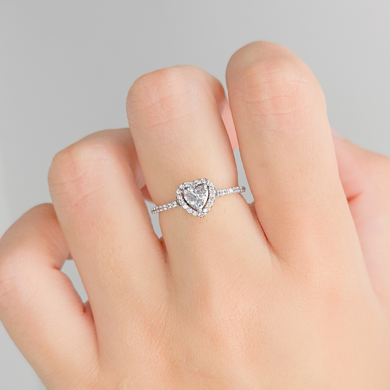 Anillo corazón con halo 