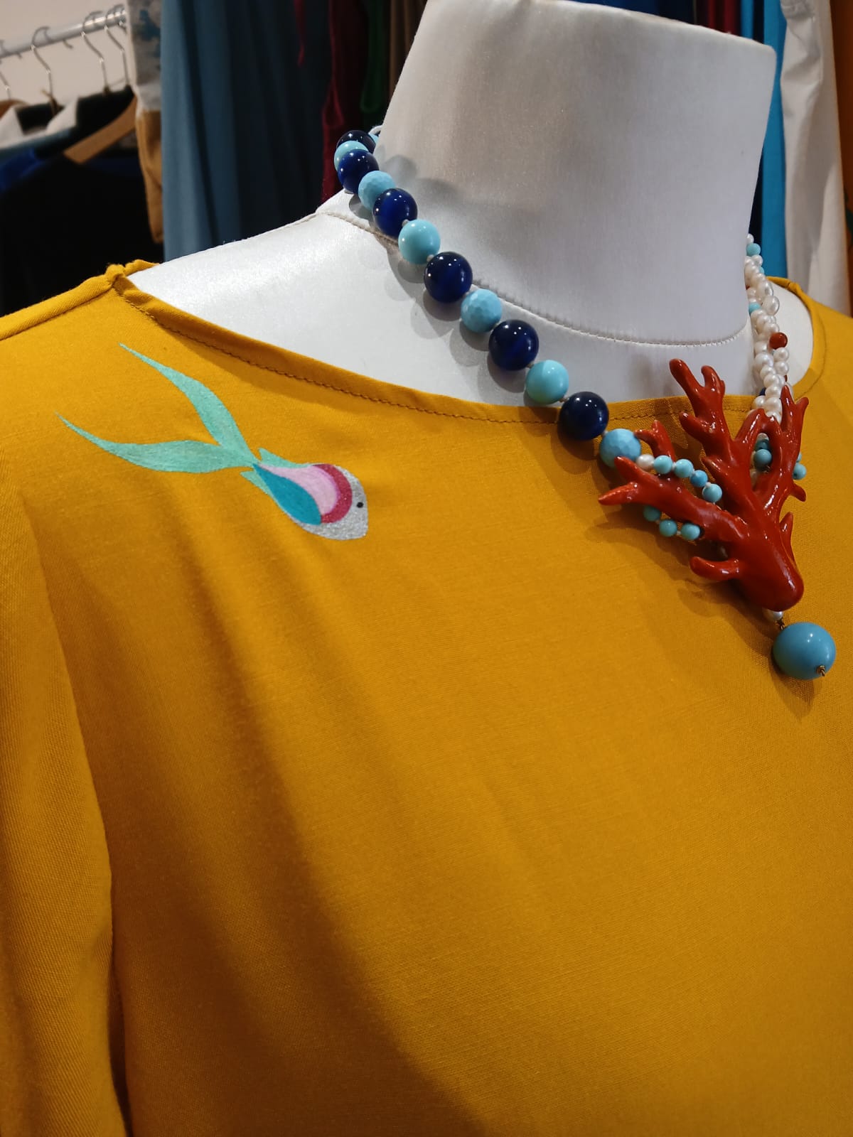 Robe jaune avec motif poisson