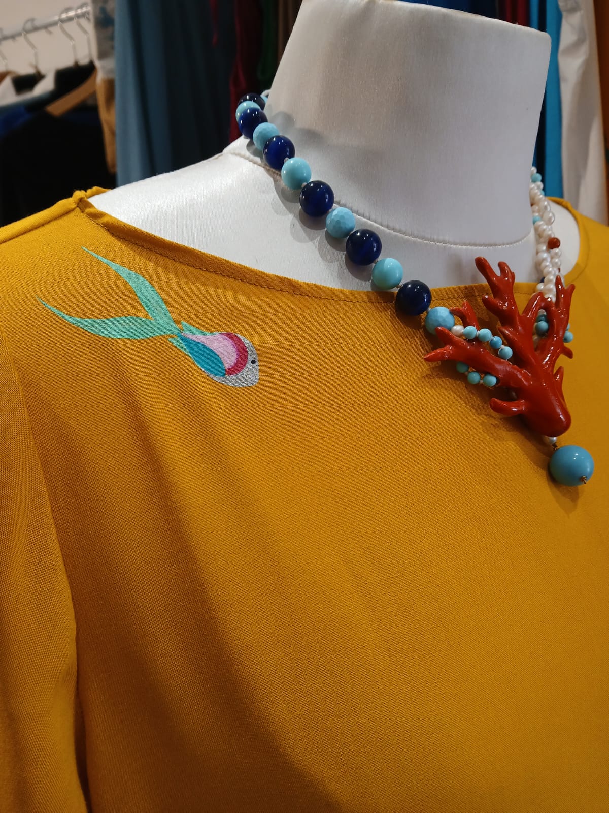 Robe jaune avec motif poisson