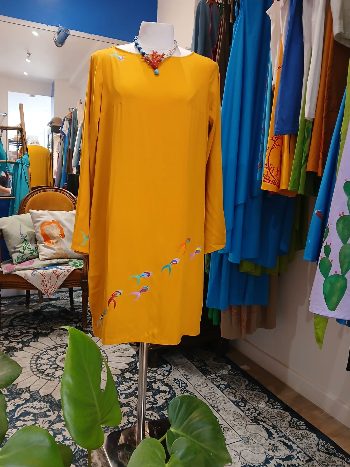 Robe jaune avec motif poisson