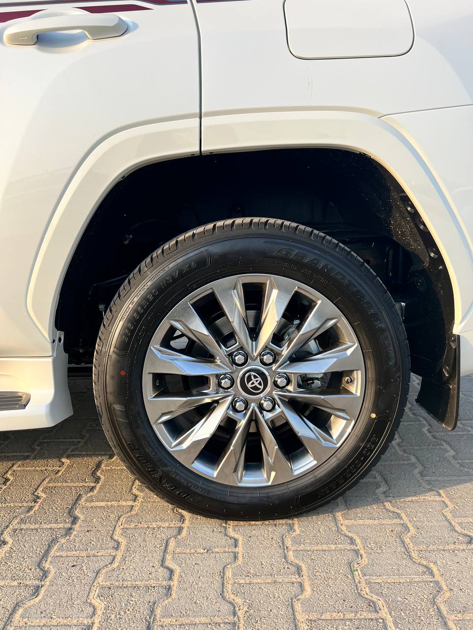 TOYOTA LAND CRUSIR STATION GXR 2025