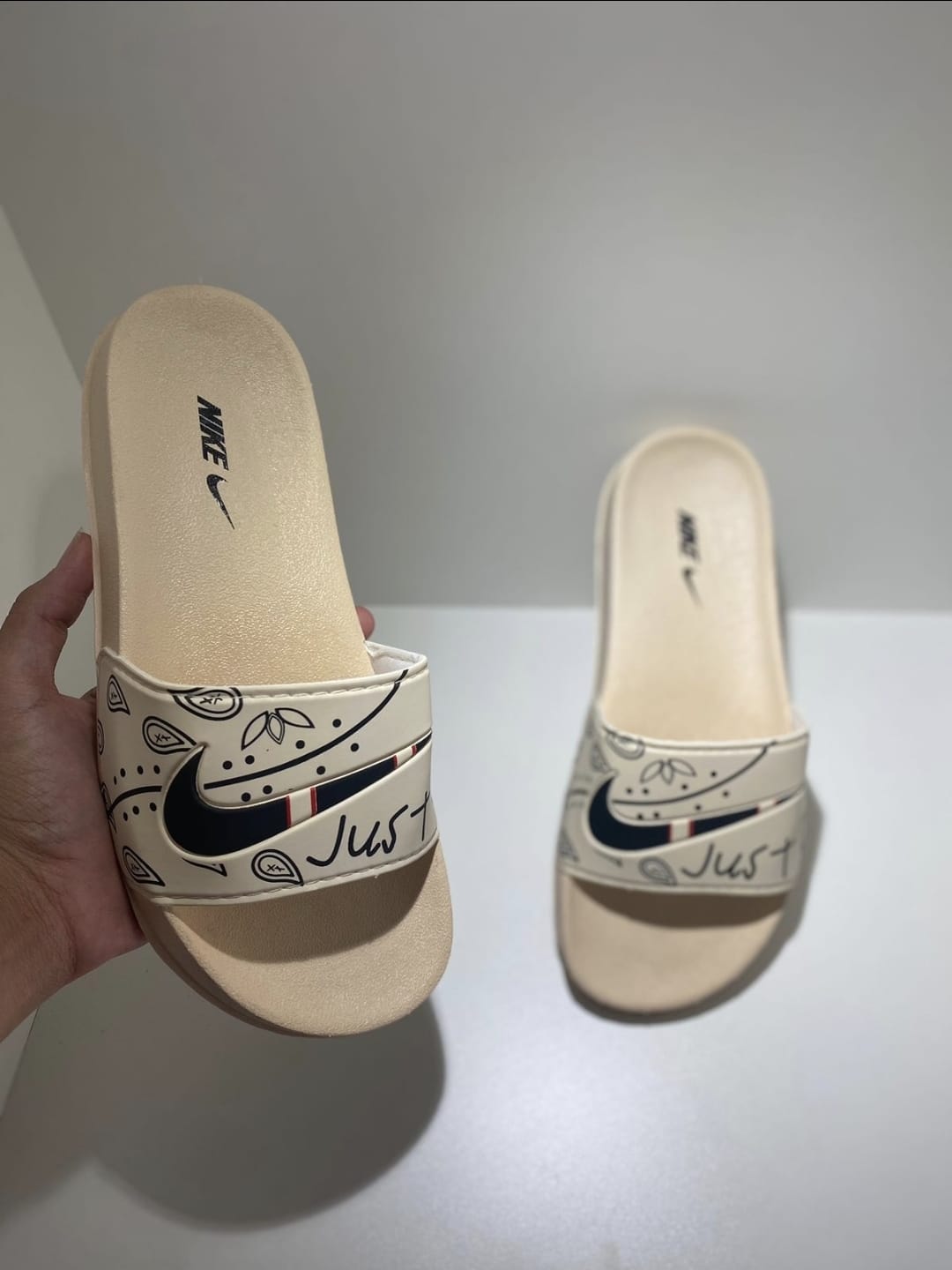 Chinelo Slide Nike Creme Preta