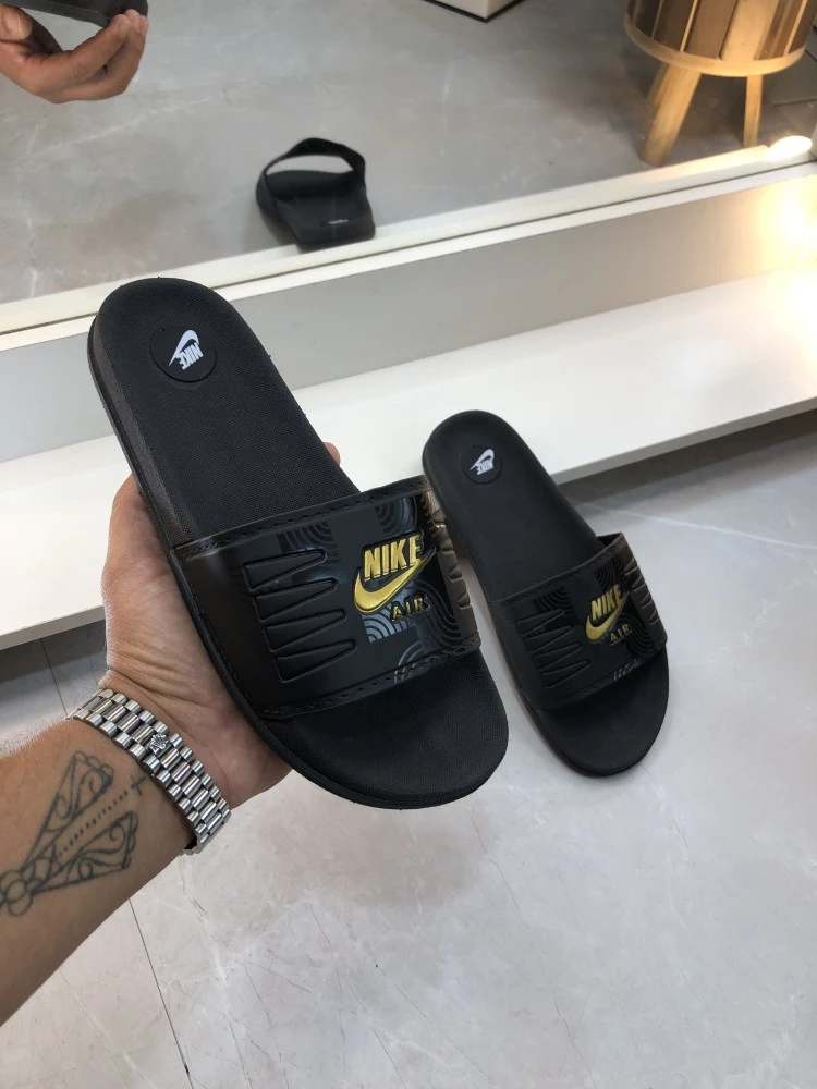 Chinelo Nike Slide Preto/Dourado