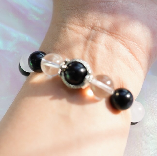 “Shadow Fox Yin Yang” : Obsidian & Selenite bracelet with silver fox charm