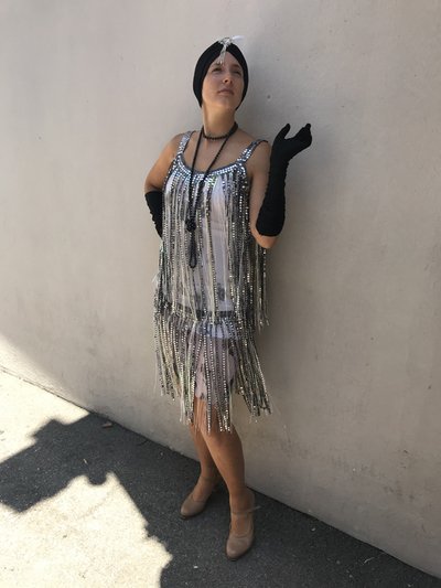 Robe charleston noire et blanche ą franges