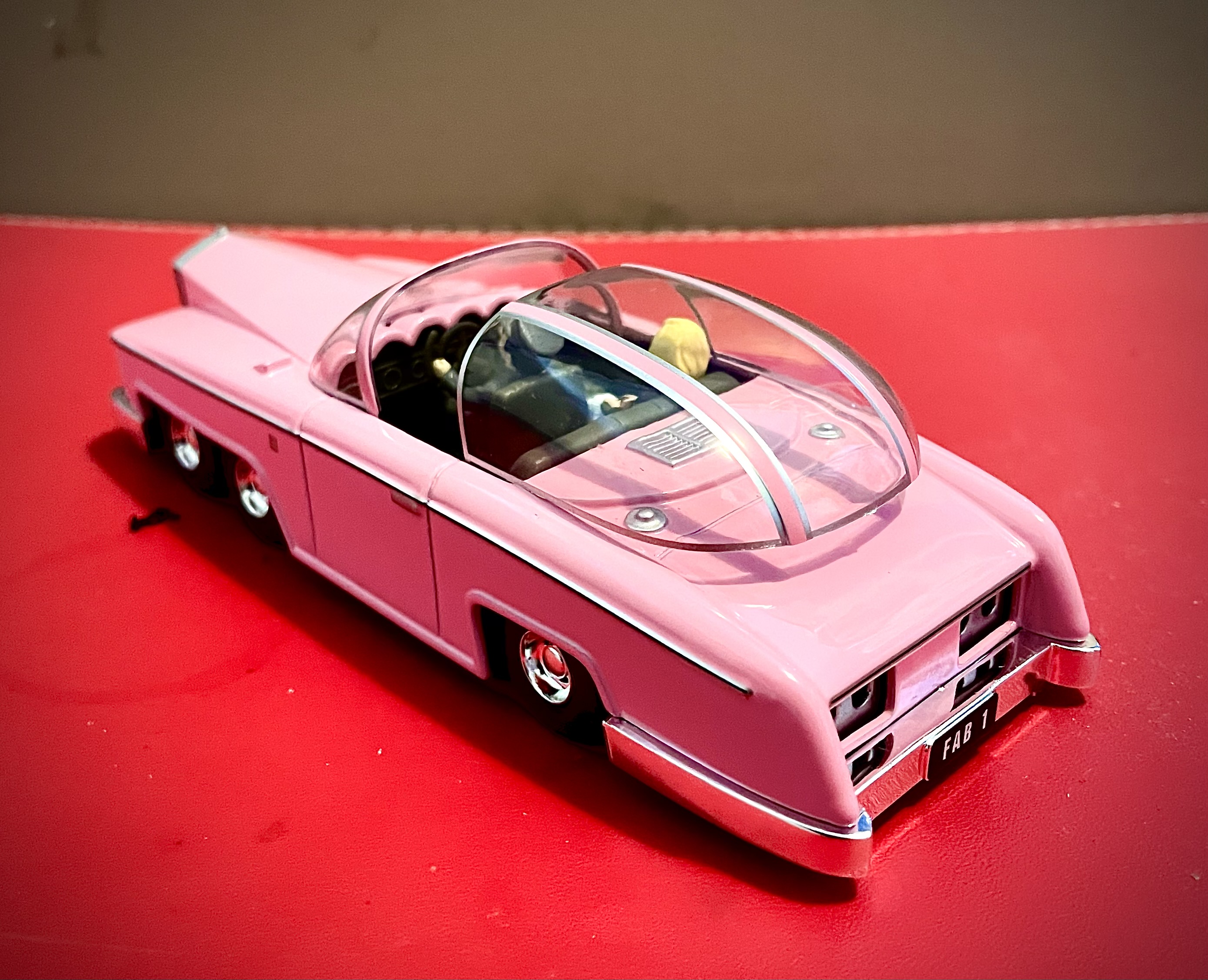 THUNDERBIRDS FAB1…vehicle with… Lady Penelope and Parker…Limited edition…Pink Futuristic Convertible Toy Car