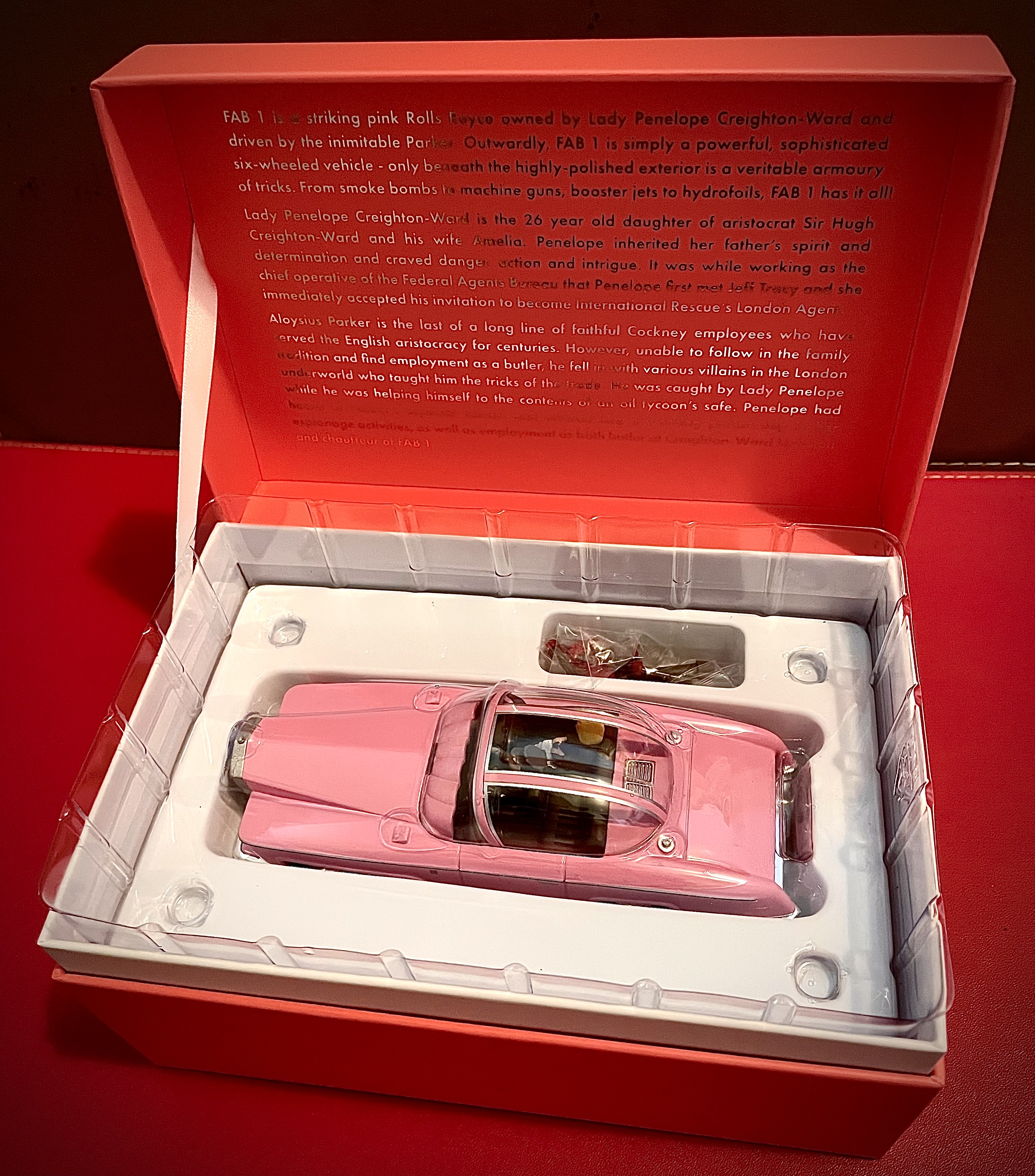 THUNDERBIRDS FAB1…vehicle with… Lady Penelope and Parker…Limited edition…Pink Futuristic Convertible Toy Car