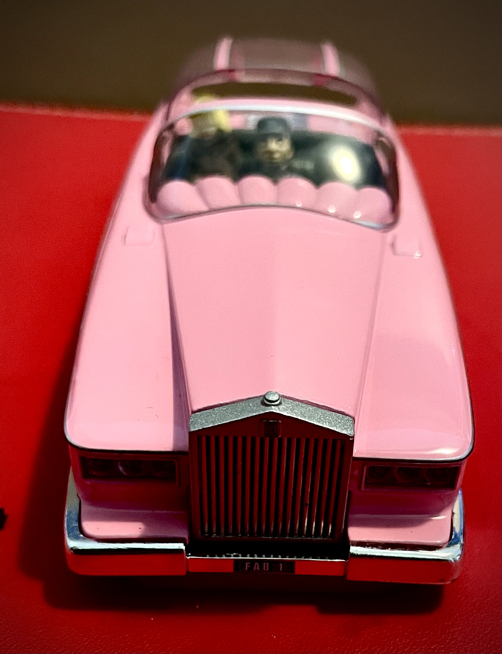THUNDERBIRDS FAB1…vehicle with… Lady Penelope and Parker…Limited edition…Pink Futuristic Convertible Toy Car