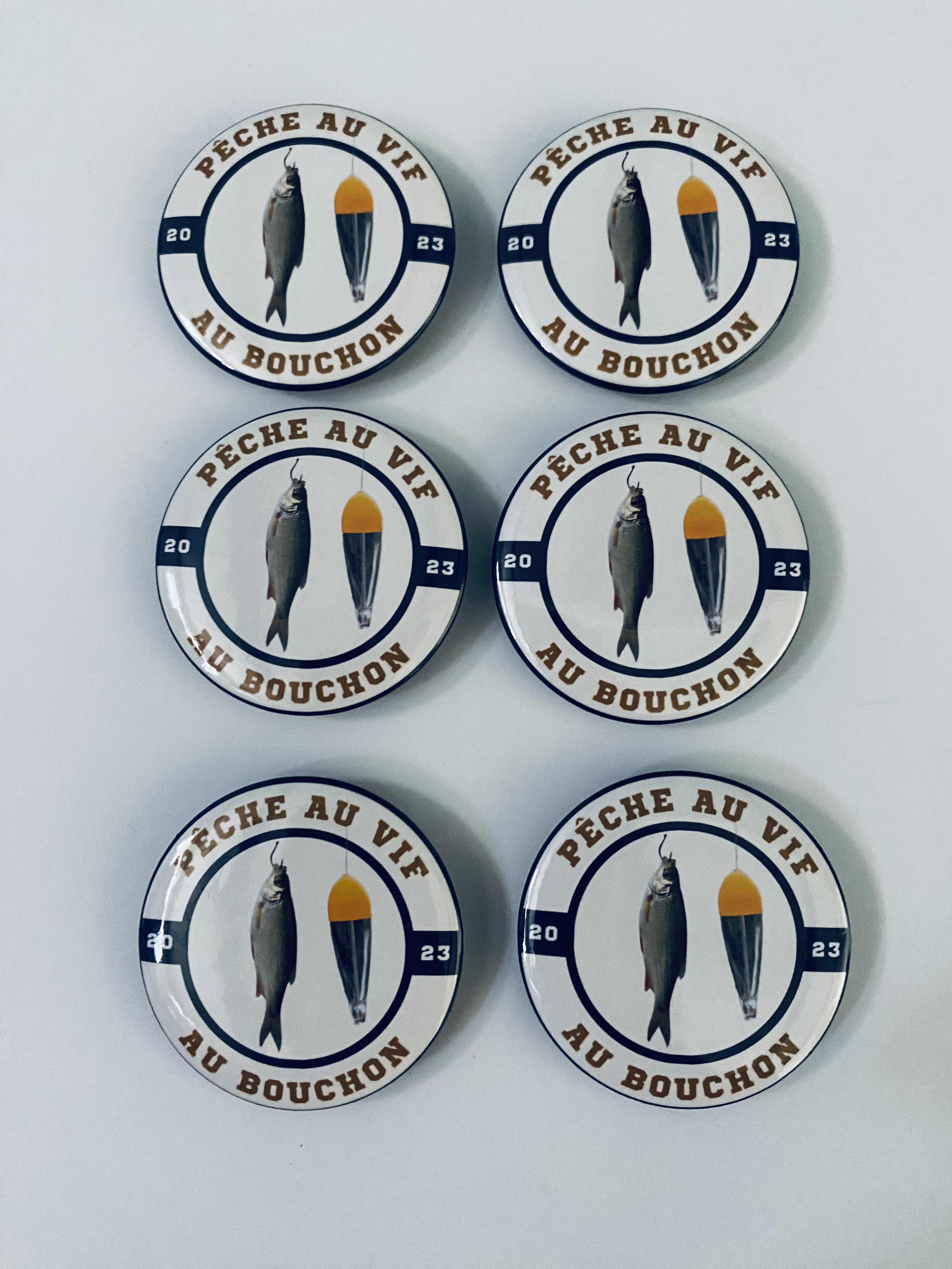 Broche Logo Pêche au Vif – 4,5 cm
