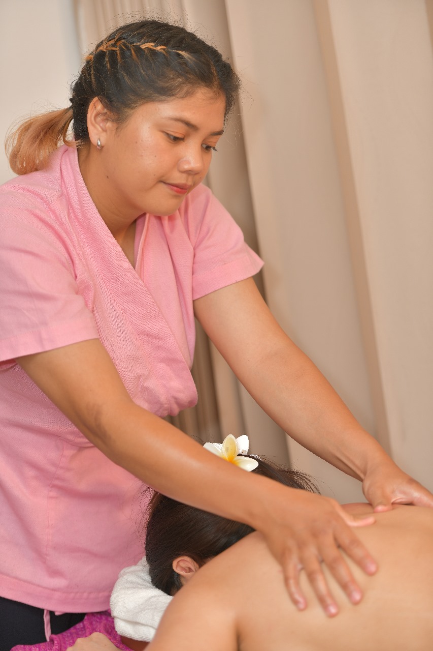 FOOT, BACK, NECK & SHOULDER MASSAGE