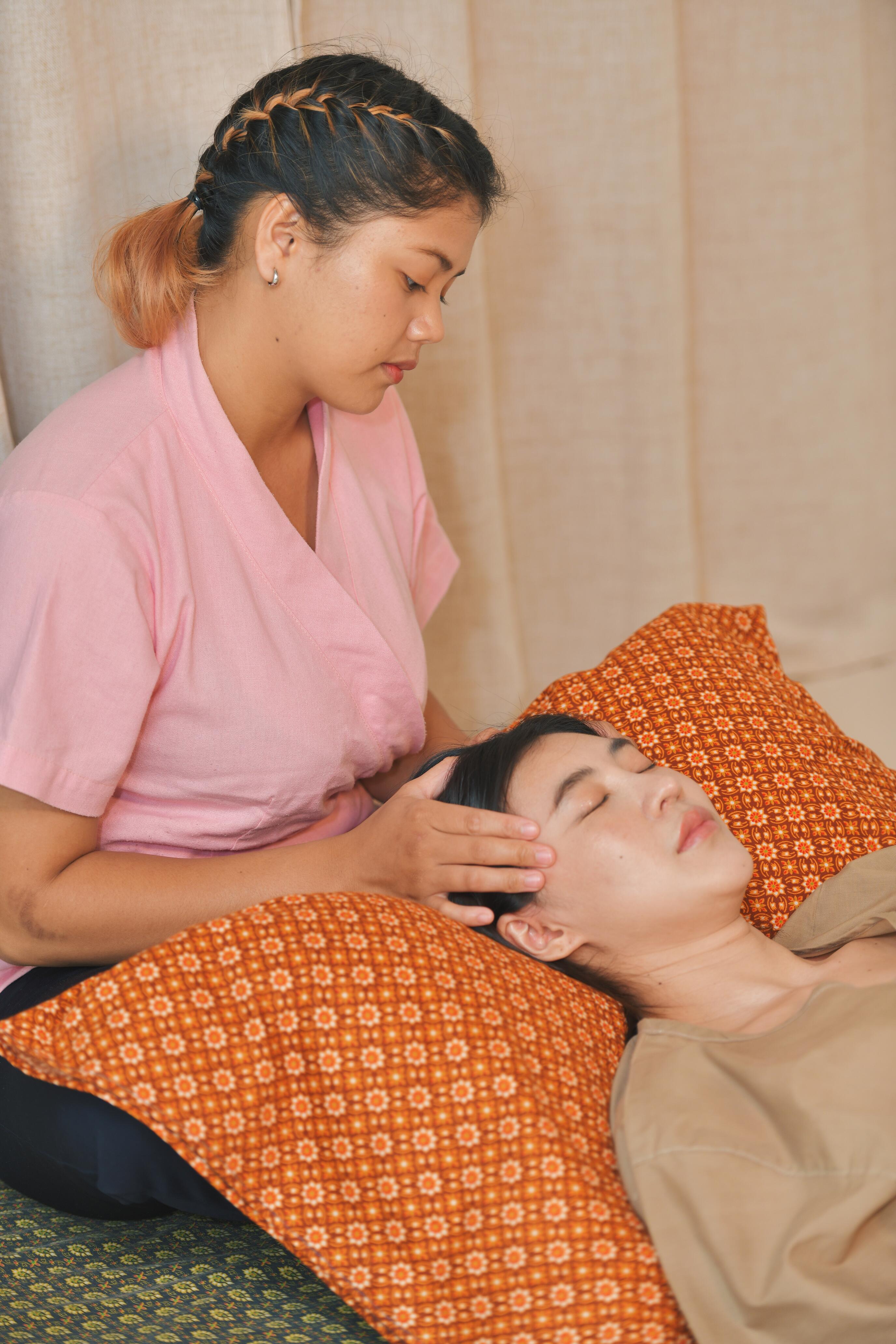 INDIAN HEAD MASSAGE WITH COCONUT OIL