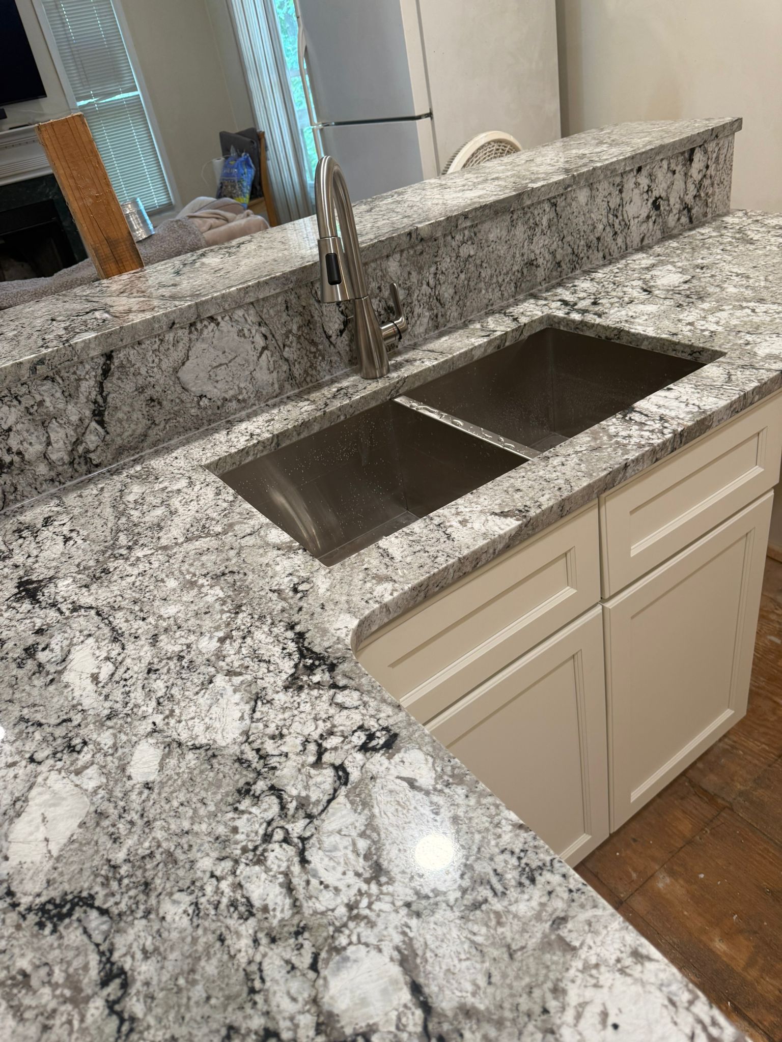 TAUPE WHITE