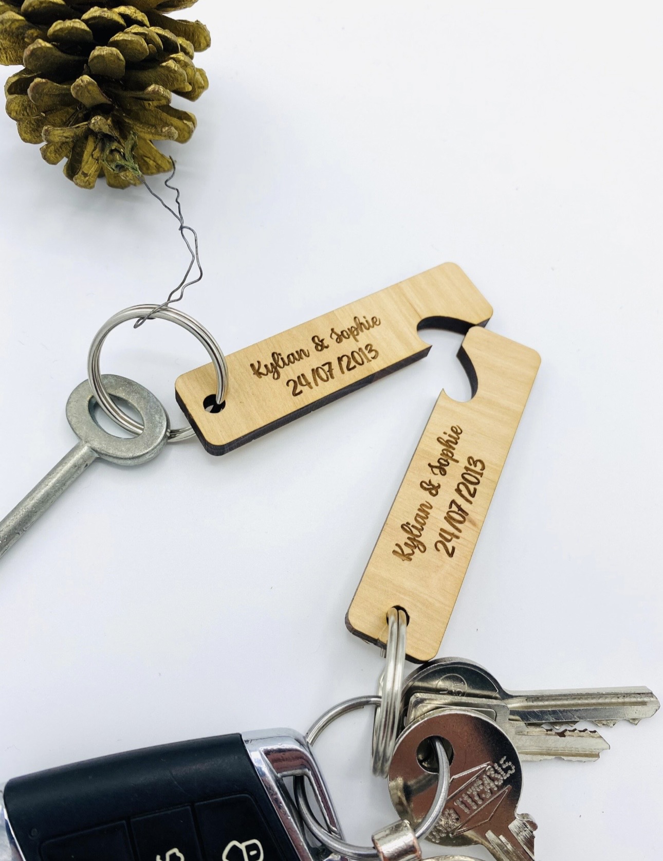 Porte-clés personnalisé en bois – Couple & date
