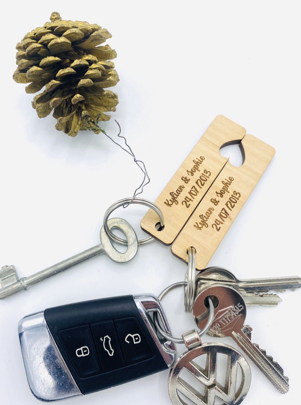 Porte-clés personnalisé en bois – Couple & date