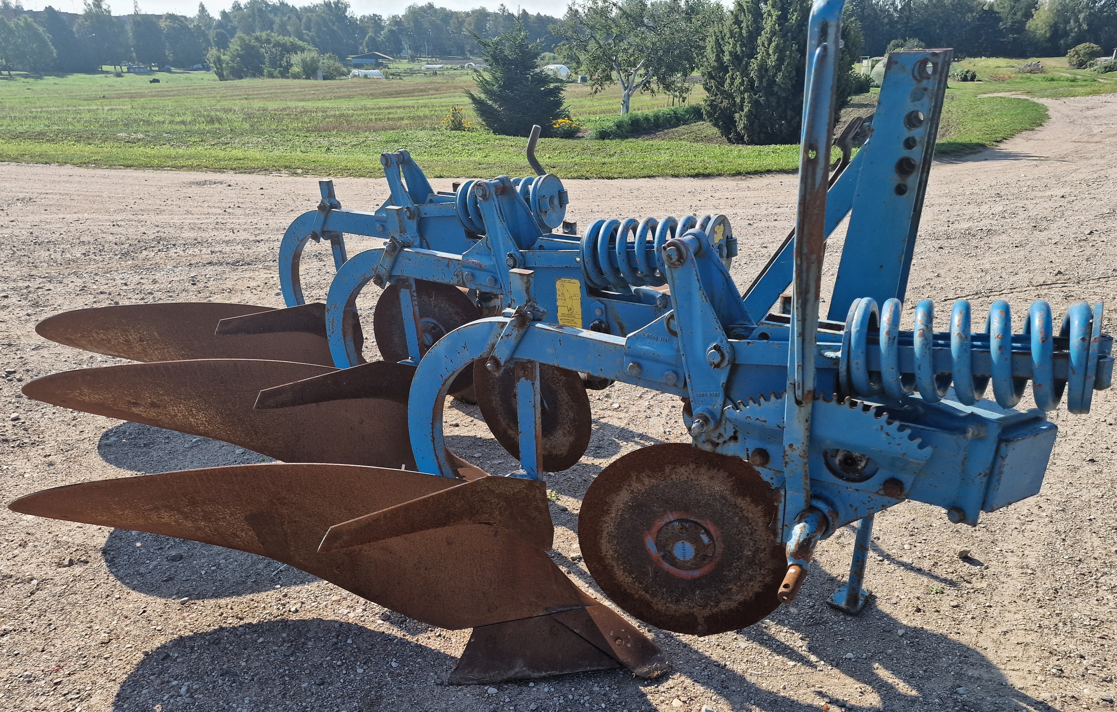 Trijų korpusų plūgas Fiskars