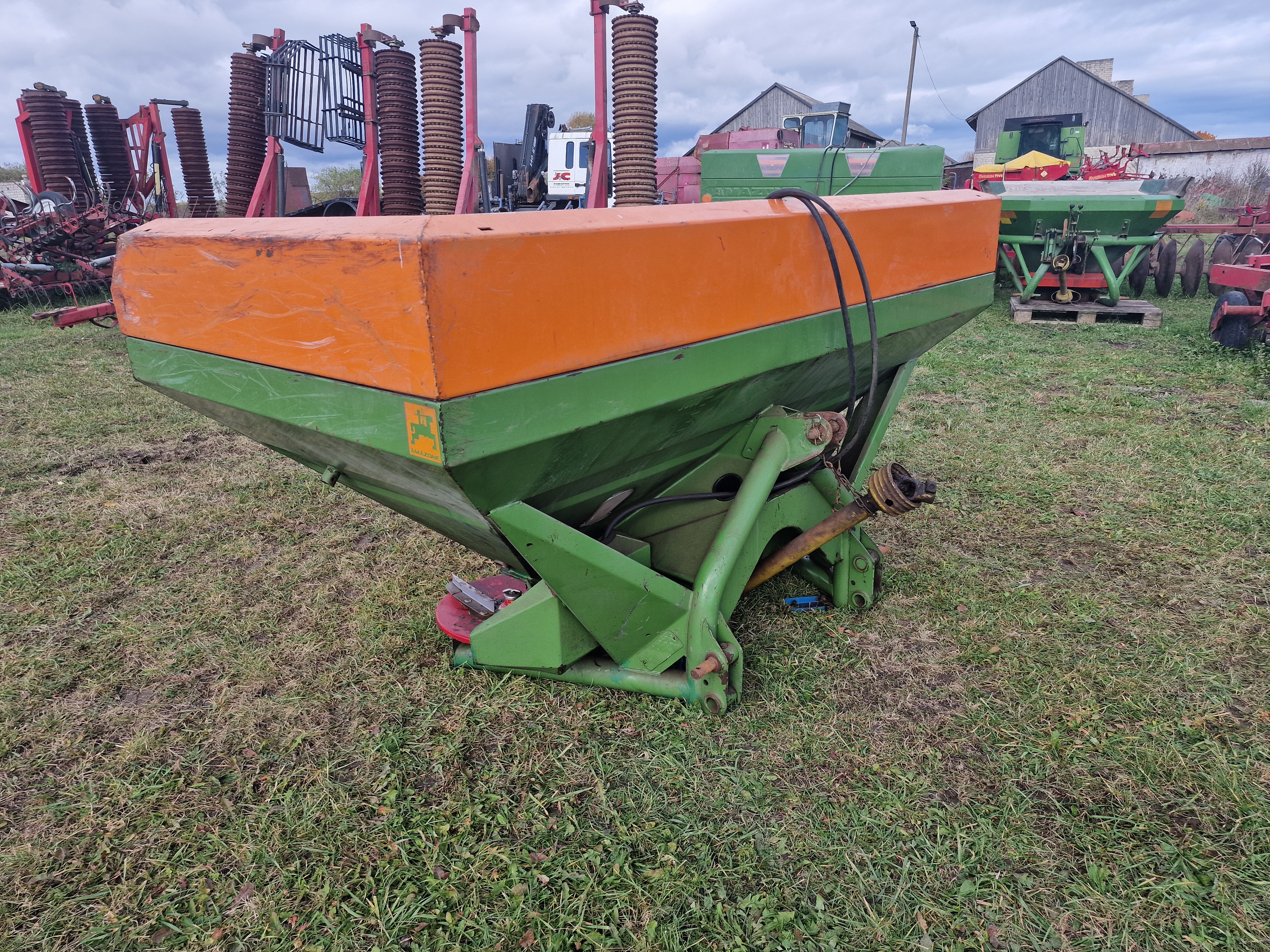 Trąšų barstytuvas Amazone ZA-U 1801